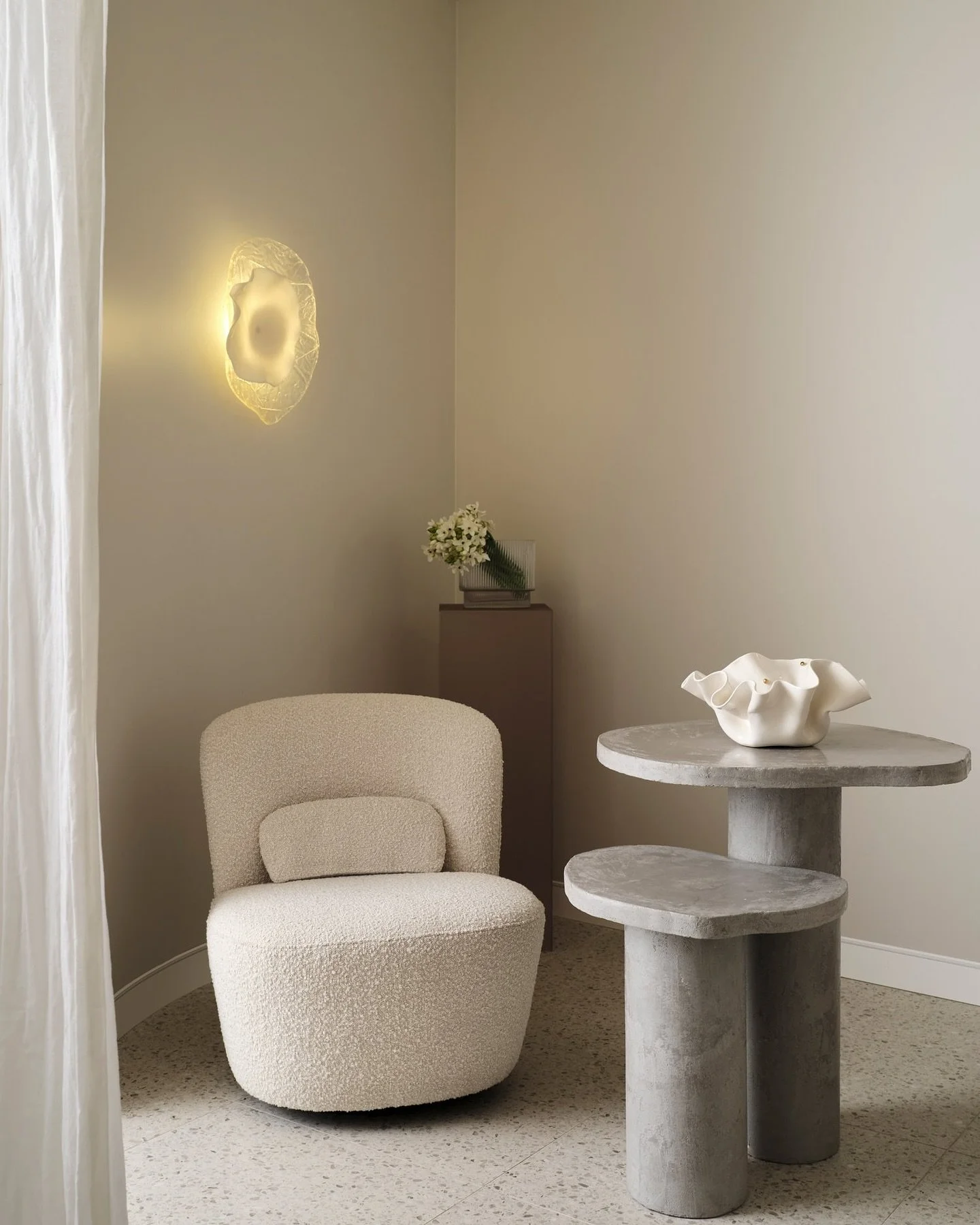 Bespoke side tables, hand-finished in Venetian Plaster for a subtle hint of luxury.

Interior designer - @moreatelier__