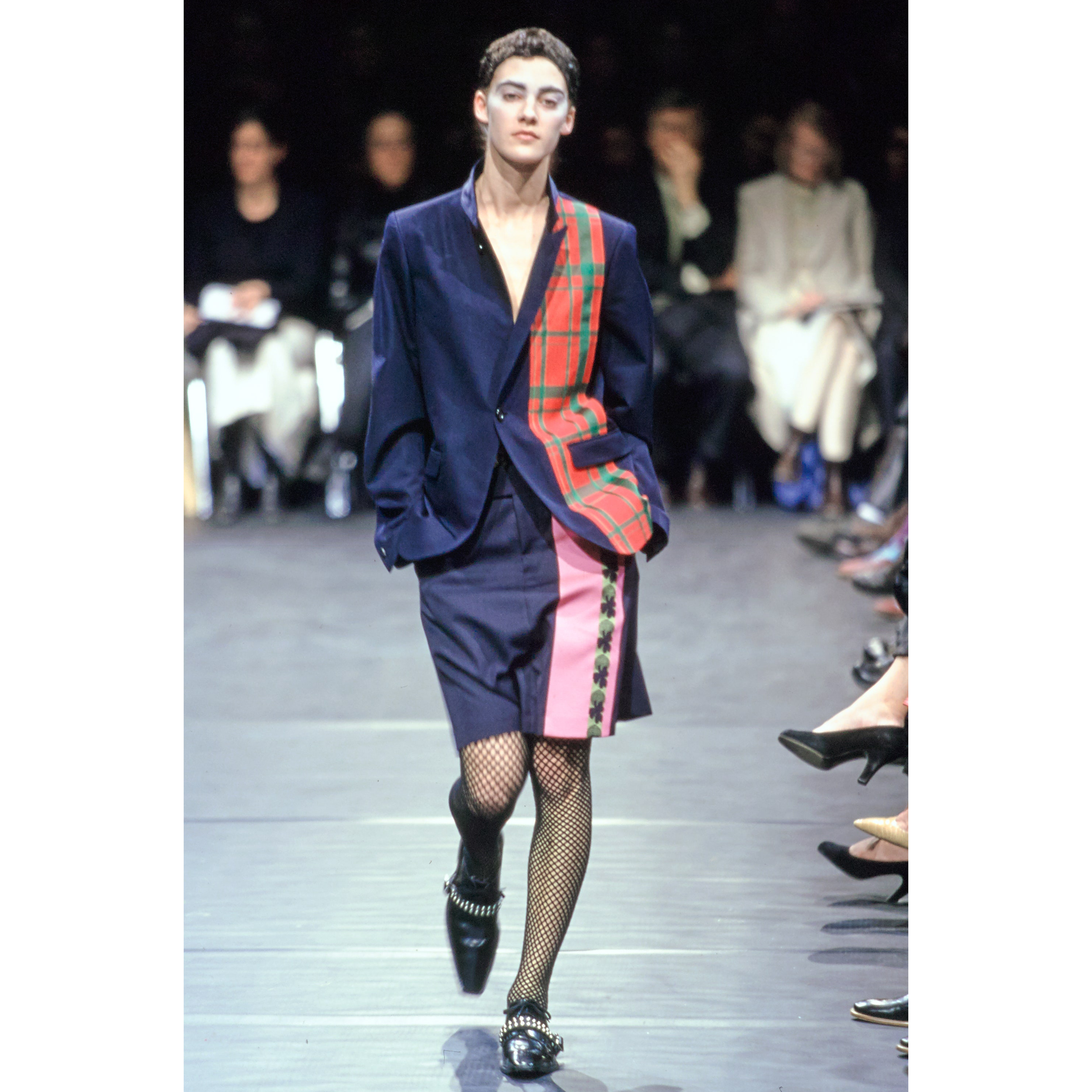 COMME-DES-GARCONS-FALL-2000-RTW-46-MIA-HESSNER-CN10042369.png