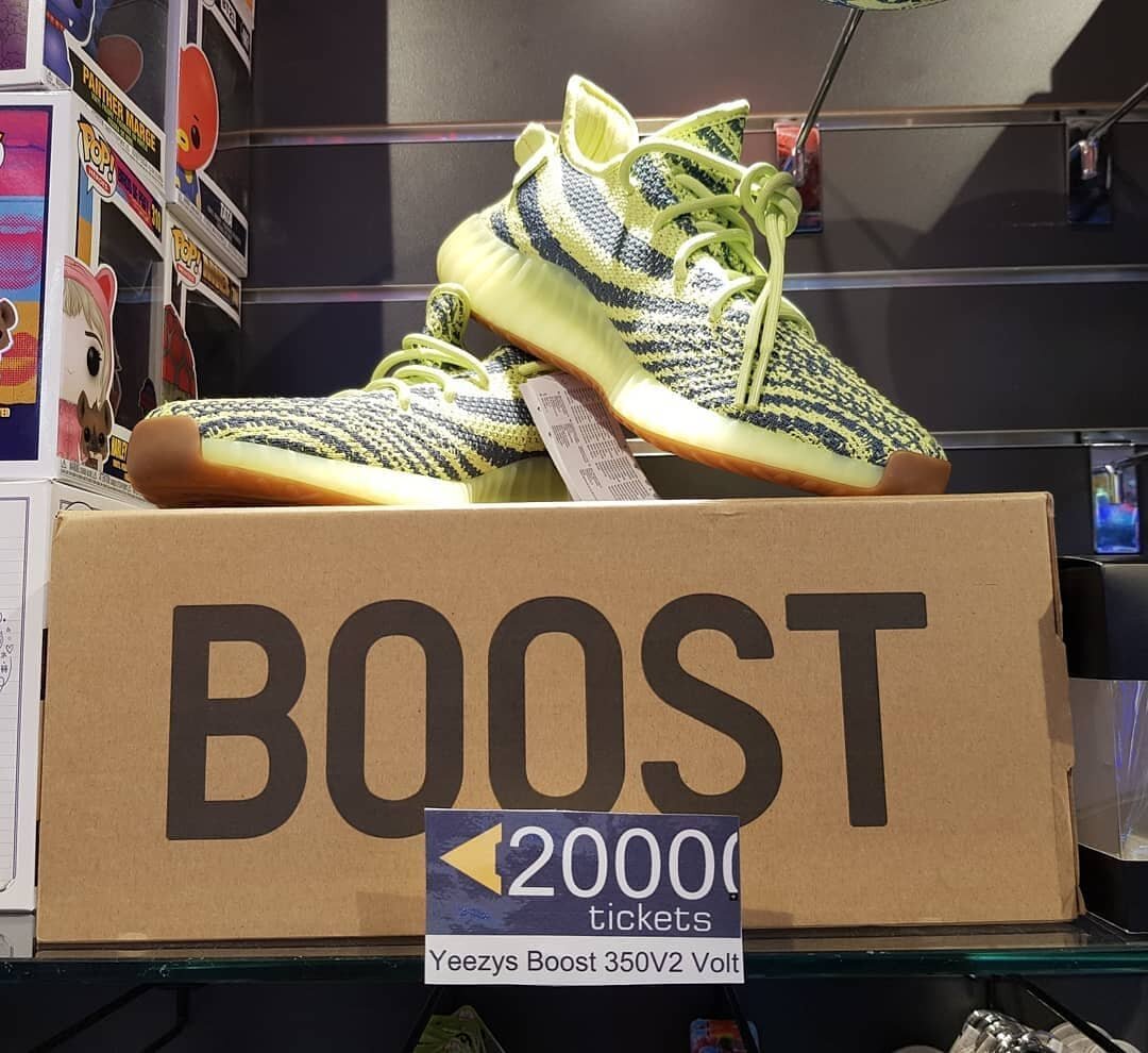We have some sweet new prizes in at our Southland store! 

👟 Yeezy Boost 350V2 in Size US10 - Semi Frozen Yellow. 20K tickets!

🧢 Culture Kings Cap - White and Red. 4K tickets!