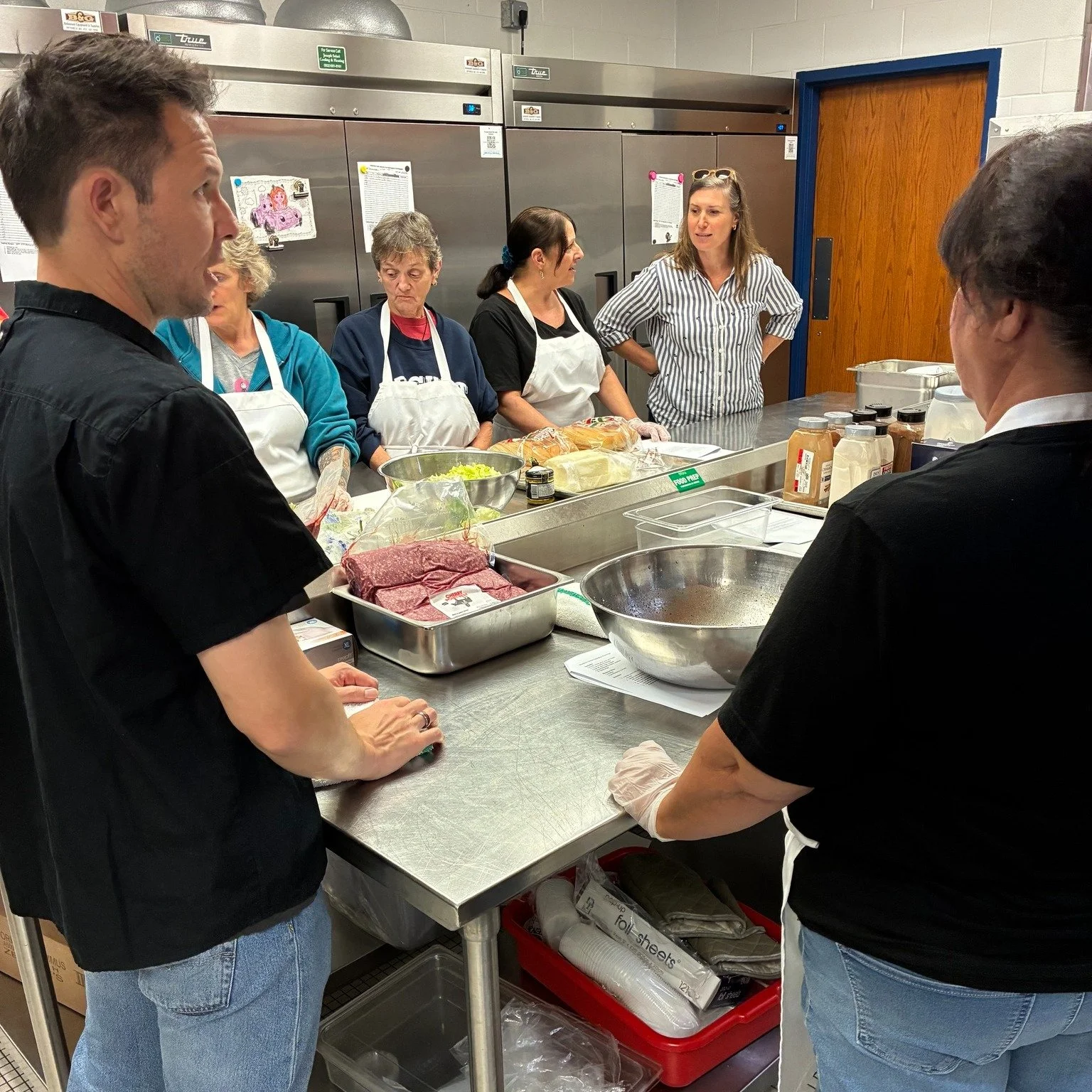 🍴🍝🍔Behind the scenes at the school cafeteria ...

Nutrition and dining staff from North Adams Public Schools and Lenox Public Schools recently leveled up their skills in the North Adams kitchen with a specialized training on cooking with locally s