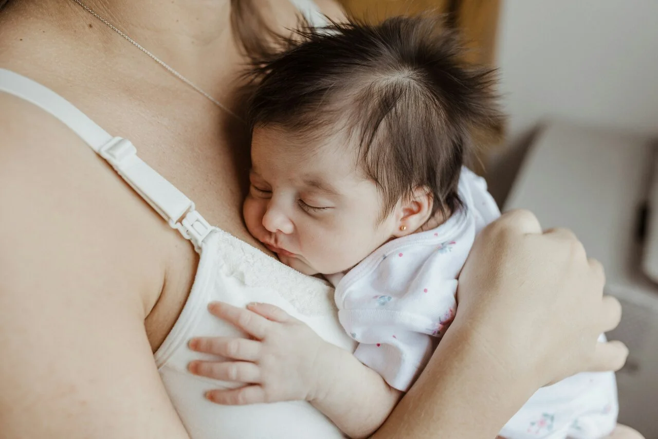 Feeding posture for new mums: how chiropractic care may help with neck and back strain
