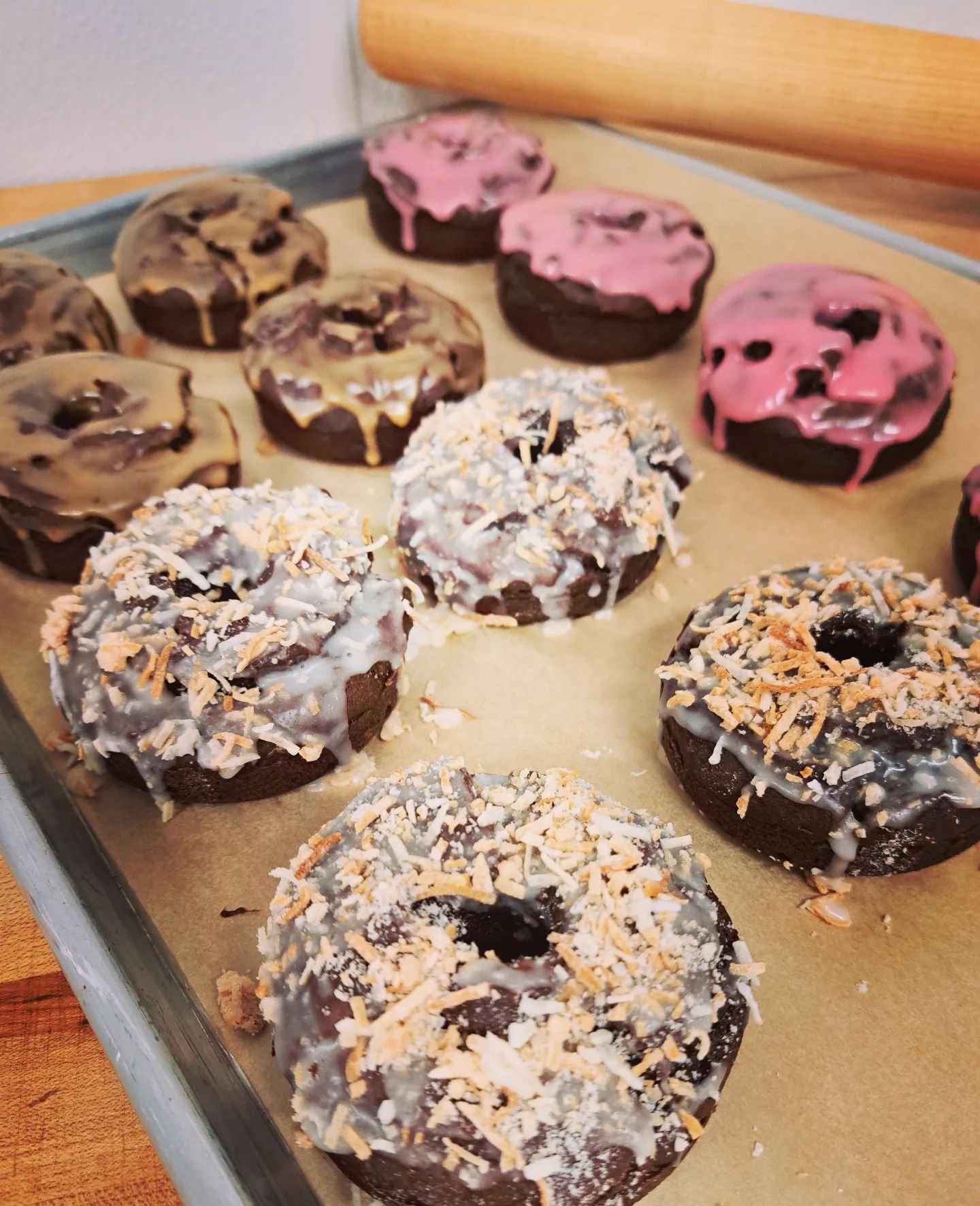 What a perfect Wednesday for a GF/VEGAN Donut and a delicious cup of @nimbusroasters coffee! We have three flavors to choose from so grab one while they last!

🍩 Toasted Coconut 
🍩 Espresso Glaze
🍩 Raspberry Glaze

#thepeakloco #longmont #longmont