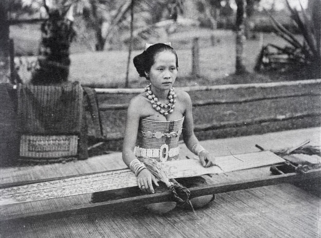 Iban+Woman+Weaver+_+1900-1940+_+Borneo©+Nationaal+Museum+van+Wereldculturen+_+The+Netherlands.png