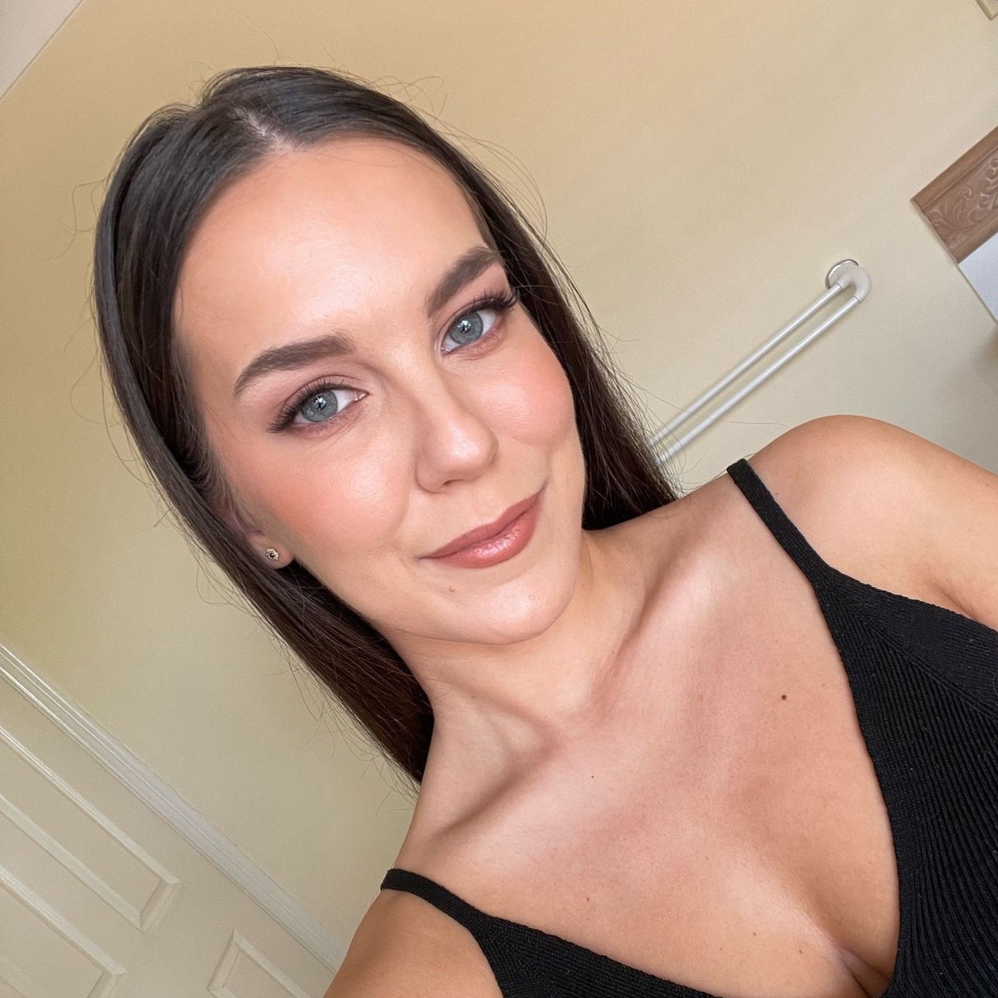 N I K O L A

Glowing skin with peachy, medium contrast eye makeup.. enough to enhance but not distract from those baby blues 👀 

@charlottetilbury Beautiful Skin Foundation + Airbrush Bronzer in Tan + Airbrush Flawless Finishing Spray

@fentybeauty 