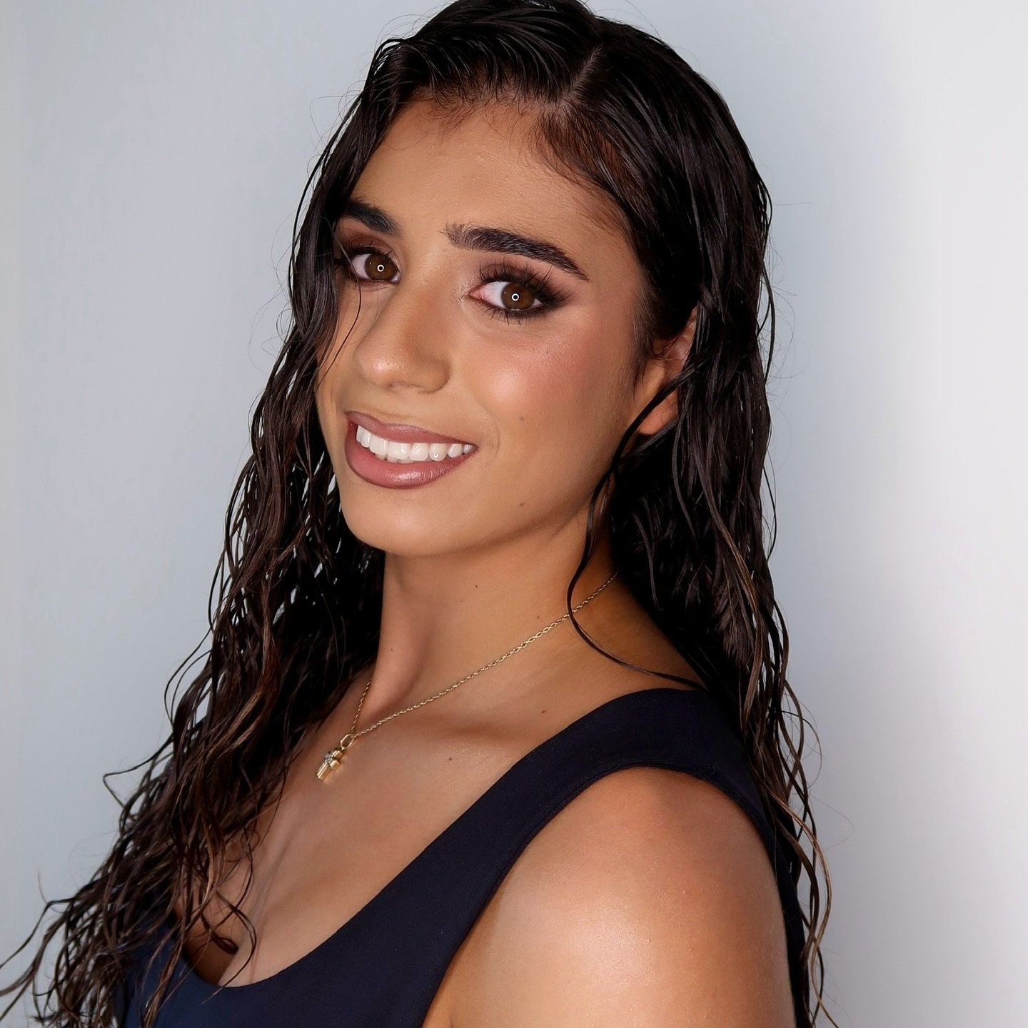 A N G E L I N A

My smokey and bronzed ladies, this one&rsquo;s for you 🫶🏼

📸 @associalau 
💇🏽&zwj;♀️ @m3_hair 
✨ @marvellobeautybar 
👸🏽 @angelina_graiche7 

@fentybeauty Bajan Gyal bronzer and Gloss Bomb Oil in Coppa Cookie
@makeupbymario Mast