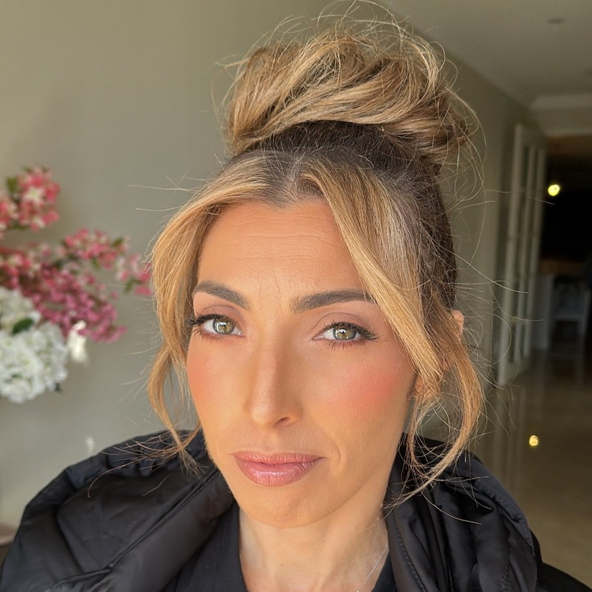 R O S E A N N E

Bronzed glow, one-and-done eyes, and a hair moment that tied it all together &mdash; simple, striking, effortless on everyone&rsquo;s favourite beauty @caronnawithlime ✨ 

Swipe to see the smile that made this look even brighter.

💇