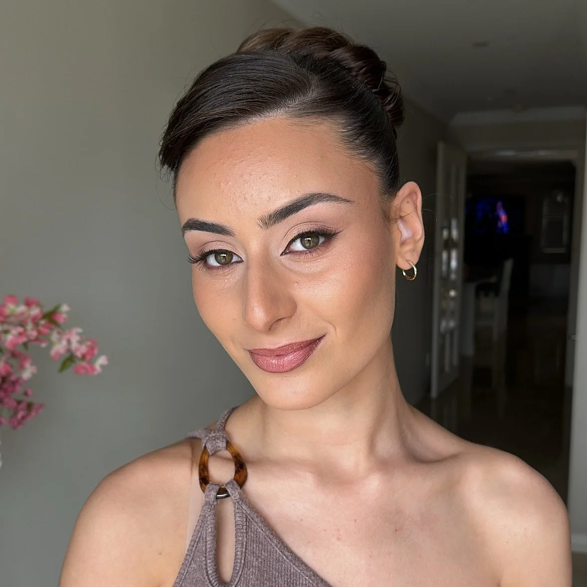 M A J A 

Red carpet Gigi was the inspo and this was the result!!

Sculpted cheekbones that catch the light perfectly, soft shimmer lids, and a feline flick so sharp it could cut through trends. 

Unapologetically radiant. Absolute class.

#snatched 