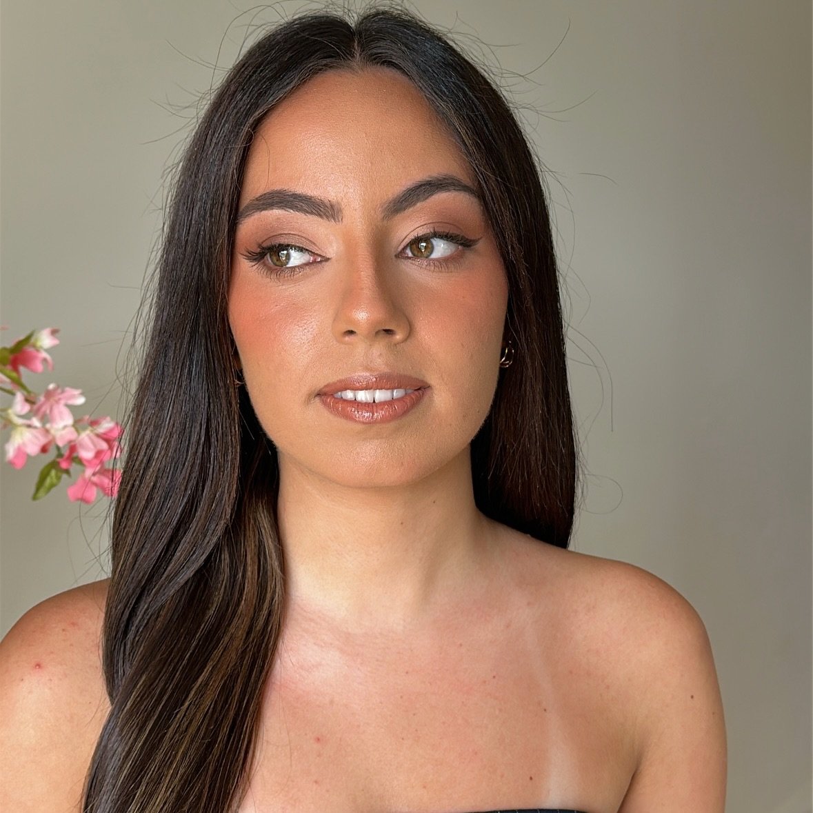 Toasty glam meets a red formal silhouette.
Modern. Confident. Effortless.

@reinebatarseh_ 

#toastyglam
#modernmakeup
#elevatedbeauty
#softglamartist
#luxuryglam
#formalglam
#redformalwear
#timelessbeauty
#chicmakeup
#polishedbeauty
#modernwoman
#re