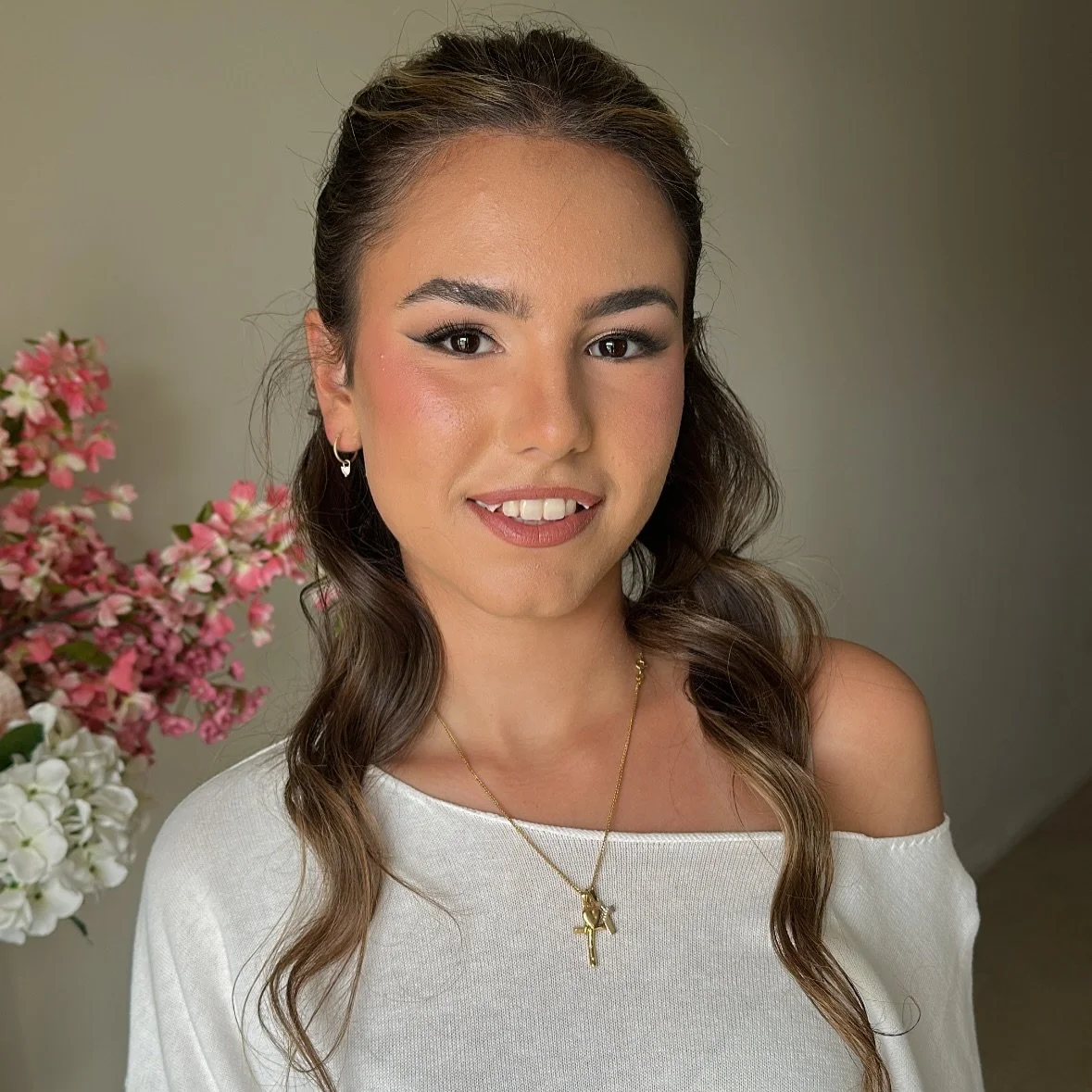 S I E N N A

An ode to the 00s but make it modern and snatched on this beauty @sienna.kolar 

#snatchedlook #00saesthetic #modernmakeup