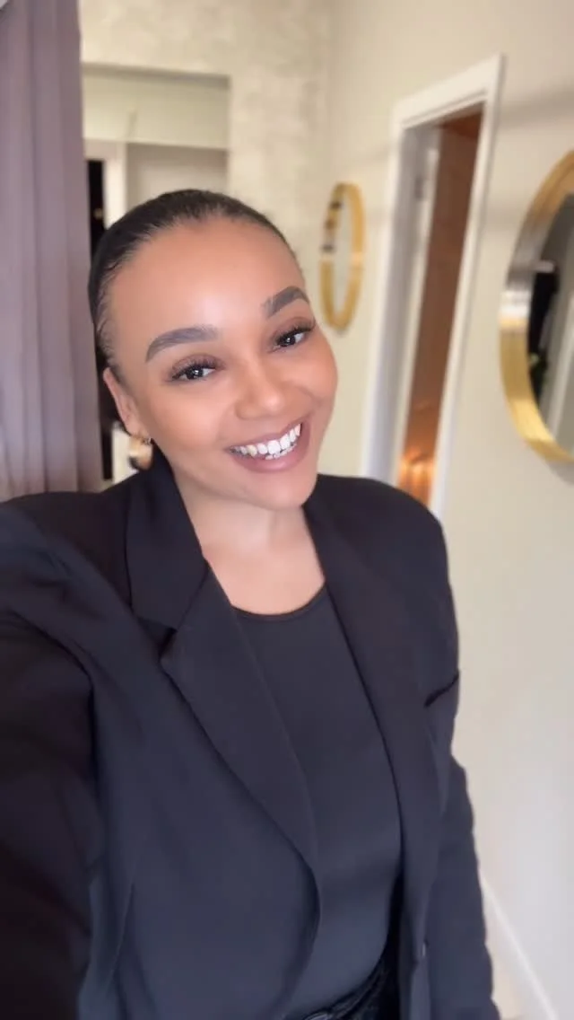 “So what do you do for a living?” they ask…
I help people feel like themselves again. π«
I help women reconnect with their bodies — to feel lighter, less bloated, and more confident in their own skin.To see definition again,
