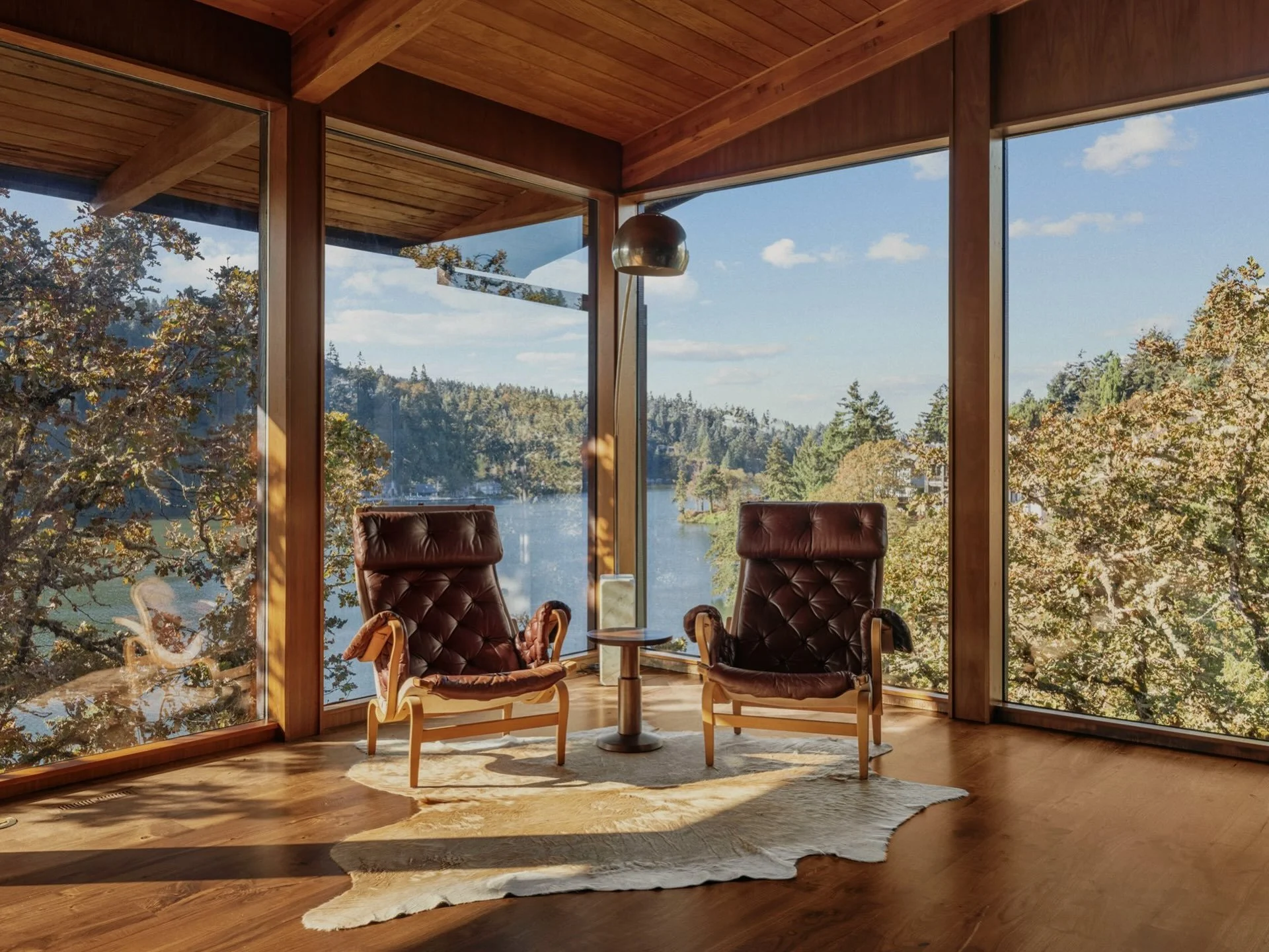 Okay. I&rsquo;m not even going to pretend to play it cool with this one. This one is a dreamBOAT.⁣ With your own private boathouse! 
1965 Kenneth G. Walter design, situated dramatically above Lake Oswego. That sunken conversation pit wrapped around a
