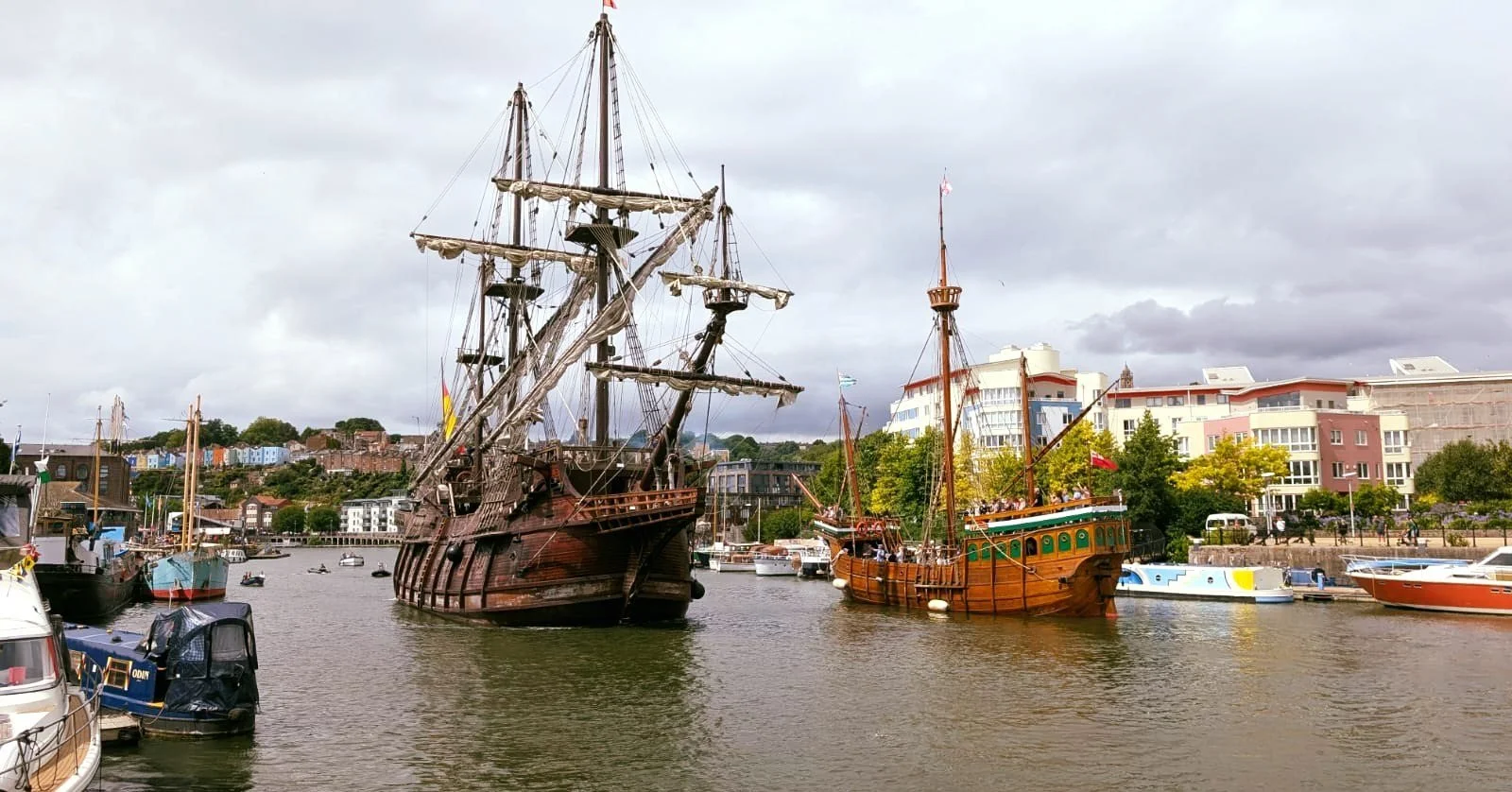 15th century caravel replica meets 17th century galleon replica in 21st century Bristol Harbour 🥰
Welcome to Bristol, @elgaleonandalucia! We look forward to sharing the harbour with you during @bristolharbourfest.
📸: Billy Wakeham
#TheMatthew #T