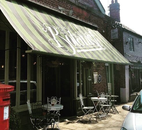 Knutsford Botanist tonight. 7pm start if you want to avoid the football! 😝🎶🎤