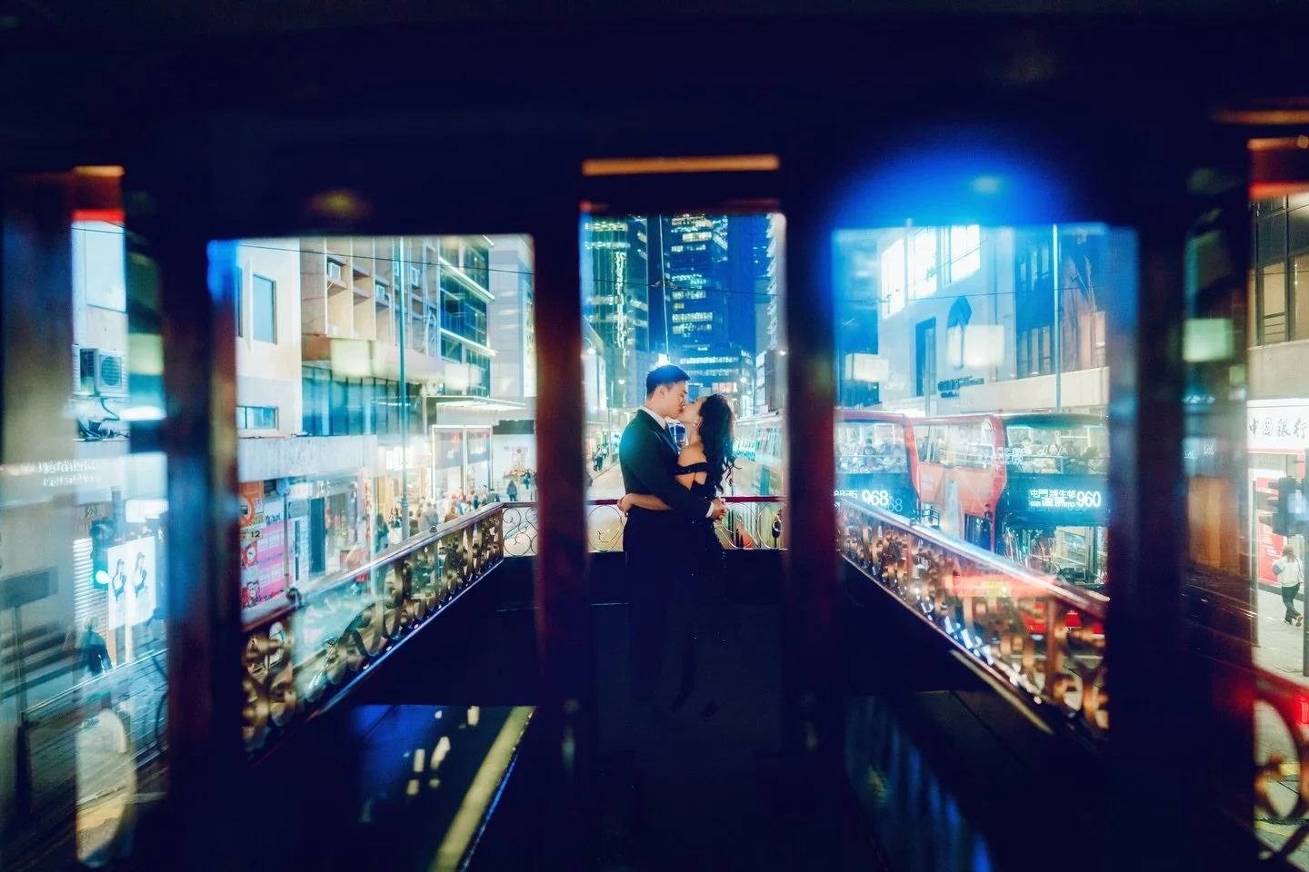 走過世界好多城市，最鍾意既都係香港既夜景

想拍一輯屬於你們的城市故事

歡迎DM我📩

麥斯光流Pre wedding

Couple: @sunnyshan_0205 &amp; Peter
Photography: @themphoto.wedding , @themphoto.official 
Mua: @fionafi_fimakeup , @fi.makeup_workshop 
Wedding Dress: @blissbridecouture 

#hkprewedding 