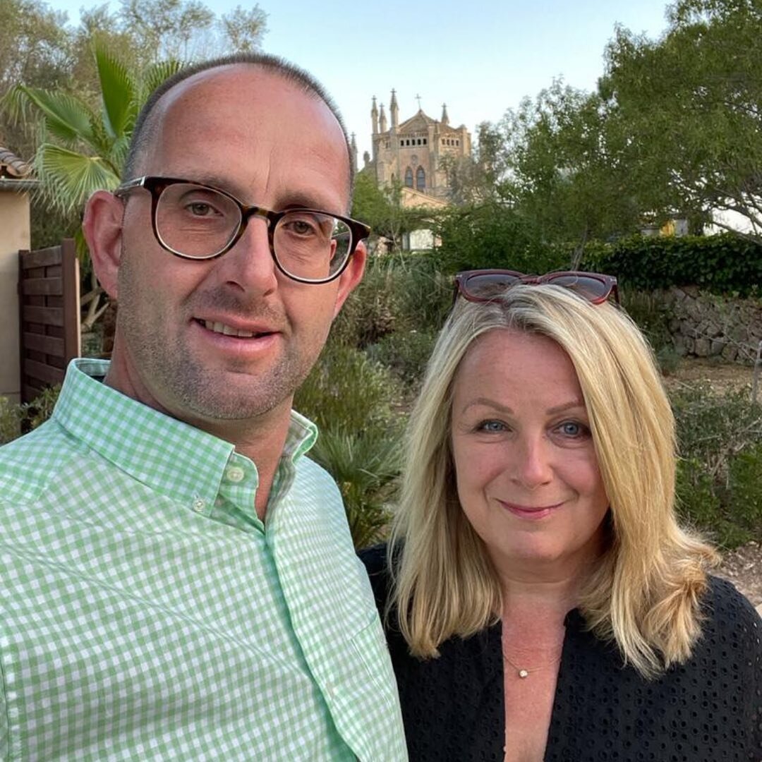 💕Hello 💕 
We&rsquo;ve recently had a flurry of new followers so we thought we would hop on and say hello. 

We are Andy and Bridgit, a Landy addict and a marketer and we met at work a few years ago. 

🚜 Andy is a farmer&rsquo;s loon who grew up on