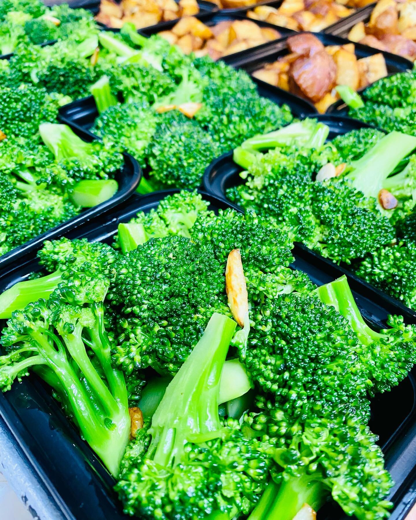 We can make your meal prep easier, come and pick some of our homemade veggies and roasted potatoes, we have so many more side or dinner options ! 

.
.
.
#ottomanellis #ottomanelli #ues #food #sides #sidedish #mealprep #makeyourmealeasier #veggies #b