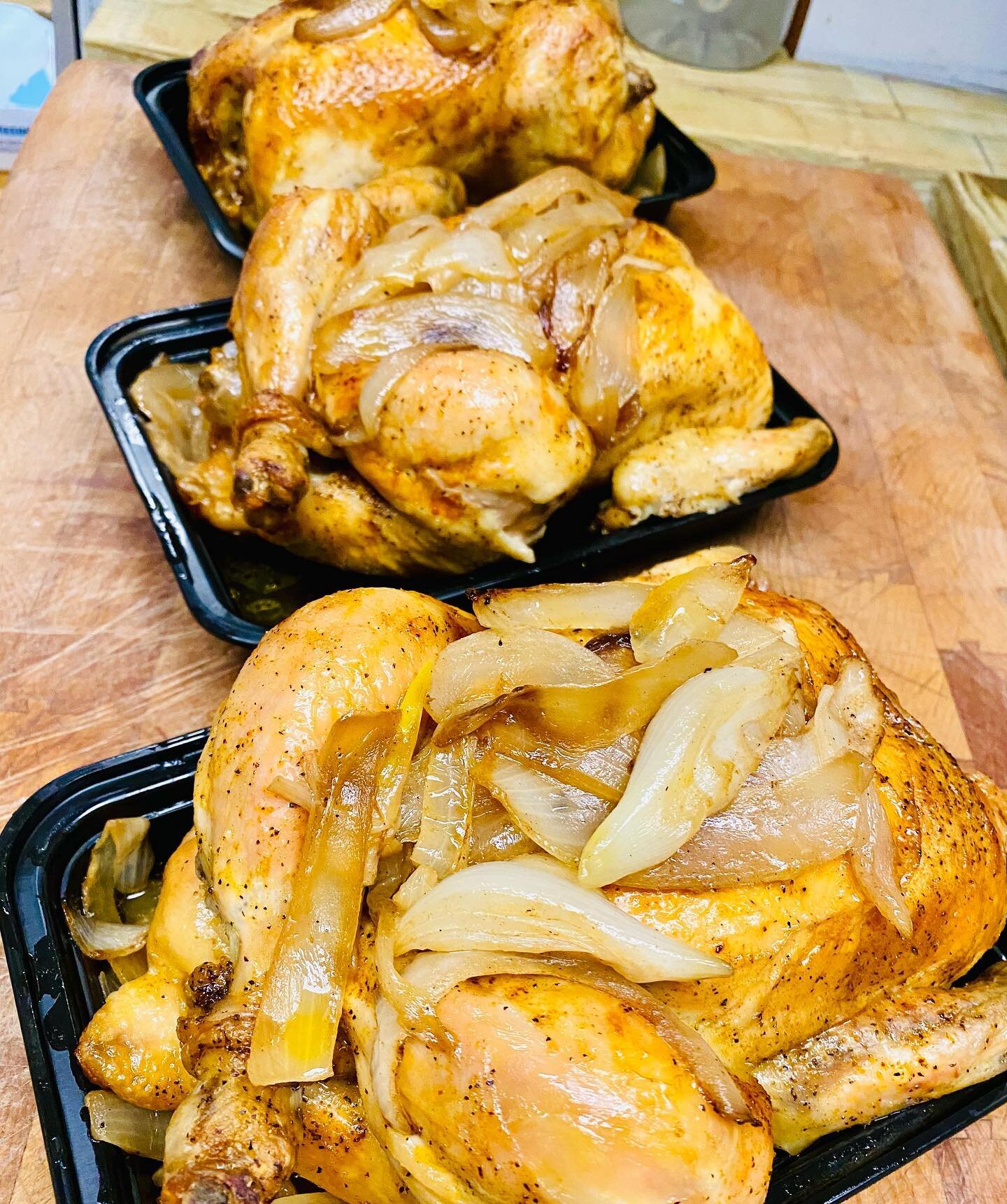 Cooked Daily, Roasted Whole Chicken 🍗! 

.
.
.
#ottomanelli #ues #lunchspecial #chicken #roastedchicken #roastchicken #roast #butcher #butchershop #oldfashioned #nycbutcher #butchersofinstagram #butcherlife #homestylecooking #familyrecipe #smallbusi
