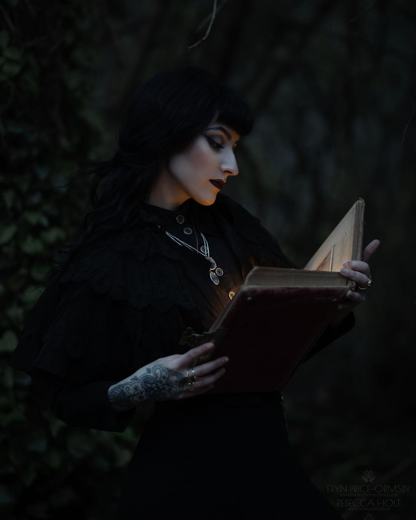 A Grimm story glowing and coming to life ✨🕷️🪲🖤 Inkroot Collection is available on my website Rebeccaholt.co or come see me tomorrow @fruehlingsfest_atl 12-6pm!

Amazing photo by @silverwinteroak model @victoriaroseserra styling @owlista 

#grimmfa