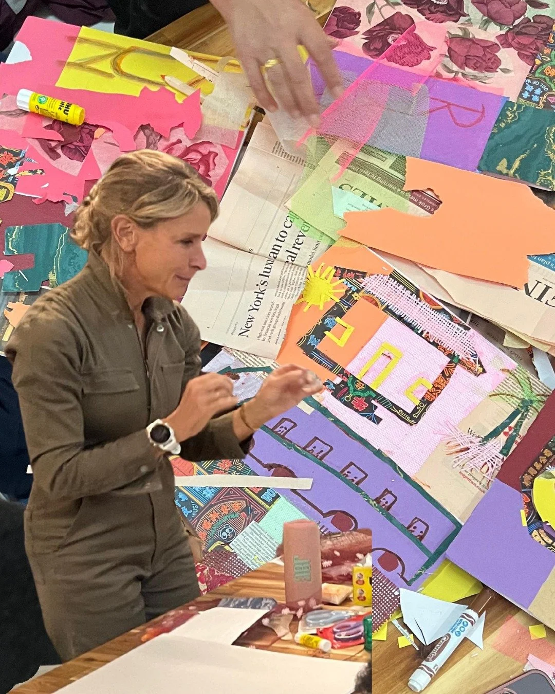 👩&zwj;🎨 🎨 Collage with Veronica ✂️ 📰
. . .
We are so honoured to have the support of artist and friend, Veronica Emery. Veronica came to RUN this week to work with our kids and teens on Monday and then our women on Tuesday, creating fabulous coll