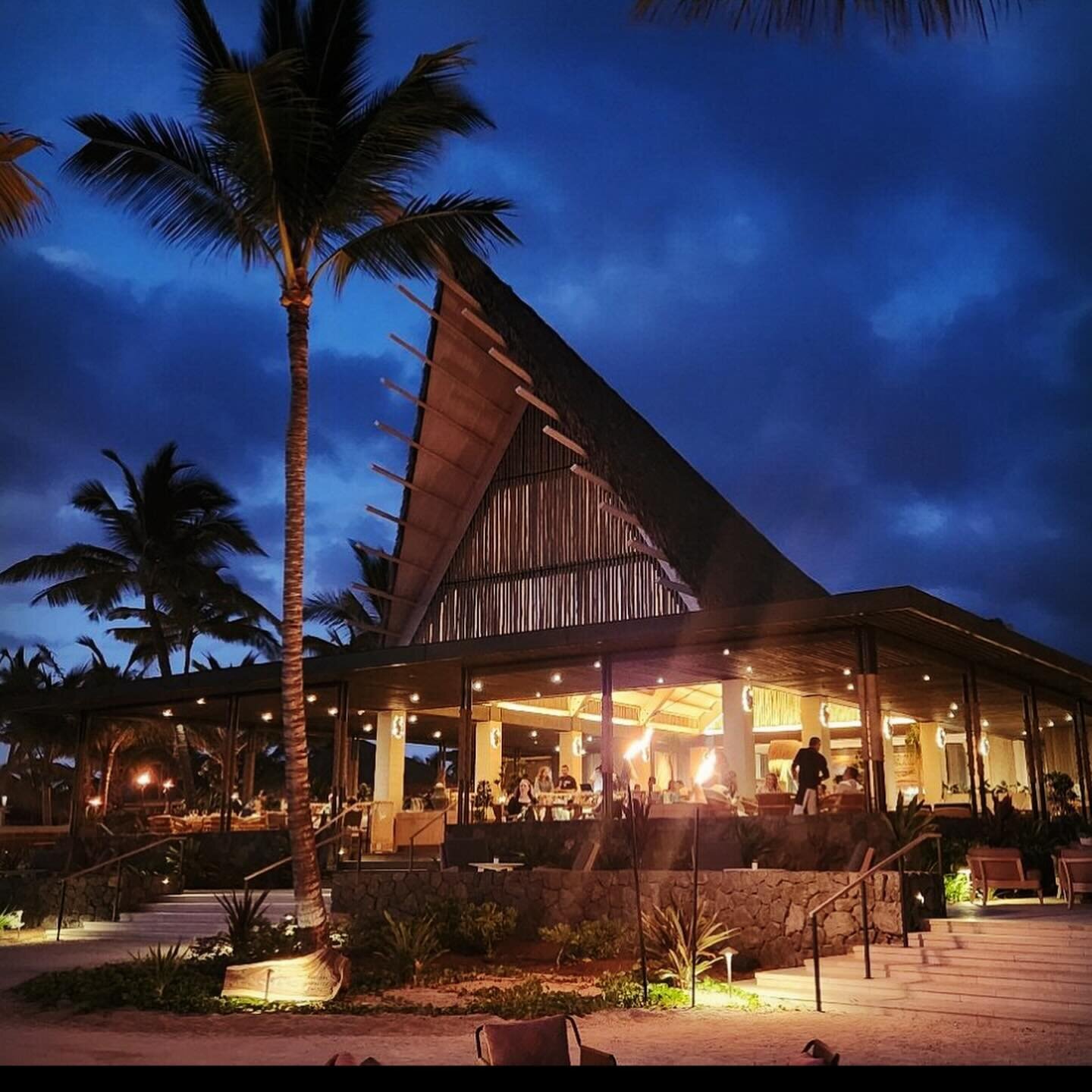 This weekend I was lucky enough to celebrate an early birthday at @konavillagerosewood! Kona Village is a newly rebuilt AMAZING resort on the Kona coast. Now that I&rsquo;ve stayed there, even though it was only for a night lol, I can confidently say