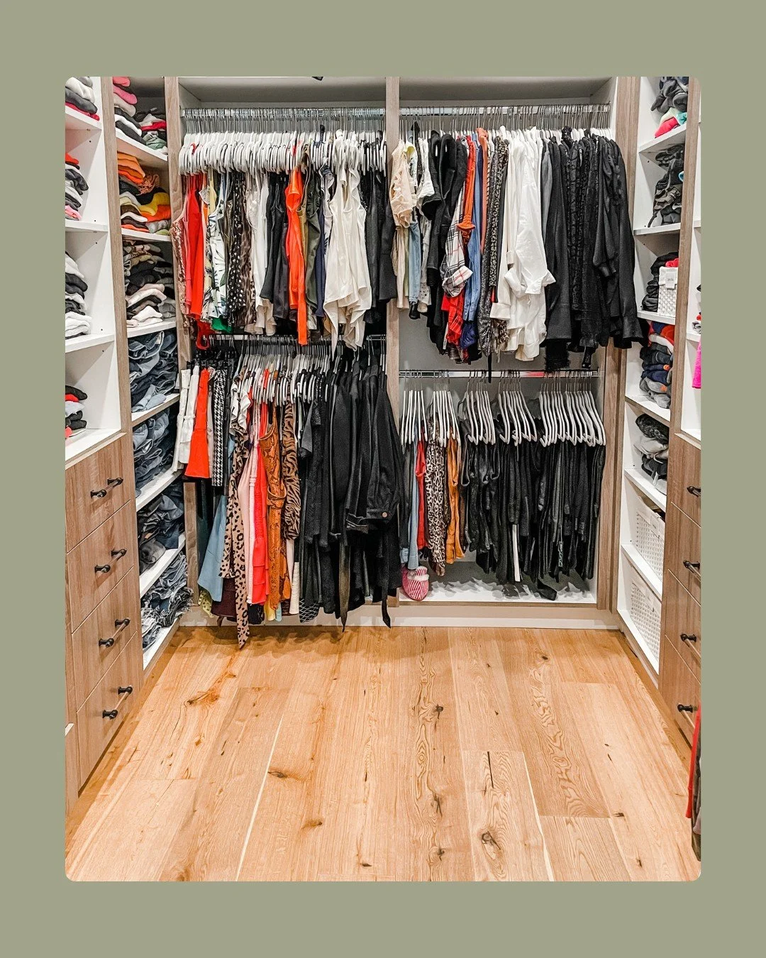 Your closet can be full and functional! ✨
An organized closet saves you time, reduces stress, and makes getting dressed a joy &mdash; not a chore. The secret? A place for everything, and everything in its place.
To keep it that way:
&rarr; Do a quick
