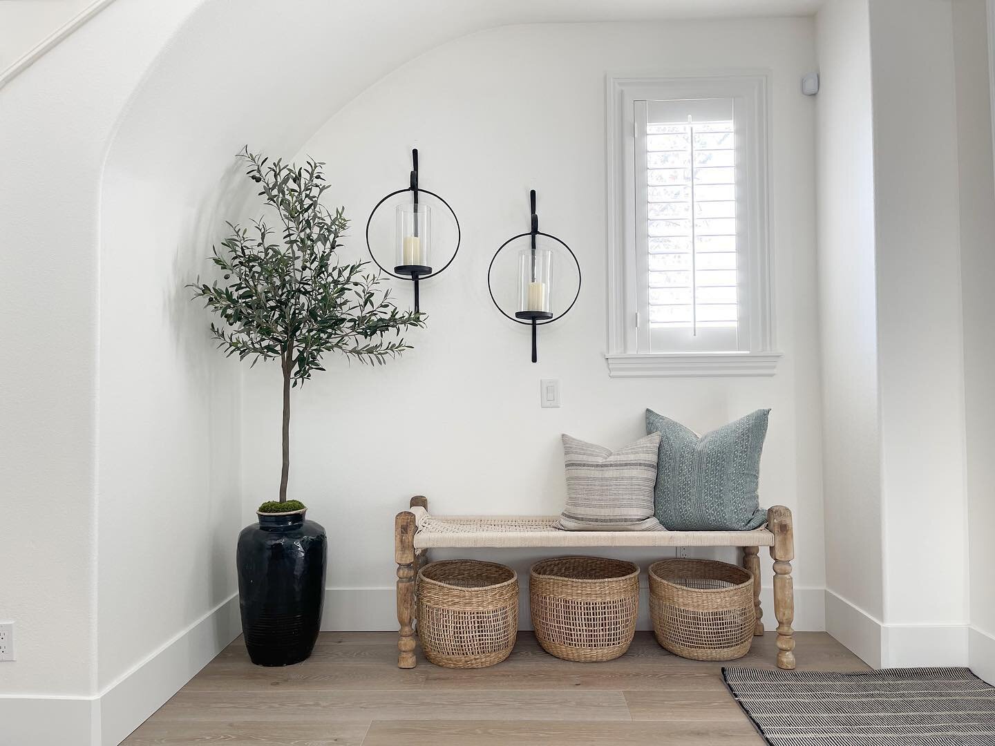 Entryway love! This space is not only beautiful but functional with baskets under the bench for shoes. Who doesn&rsquo;t love a multifunctional design! ❤️ Designed by #driftwooddesignsbykm #entrywaybench #entrywayideas #entrywaydesign #entrywayinspo 