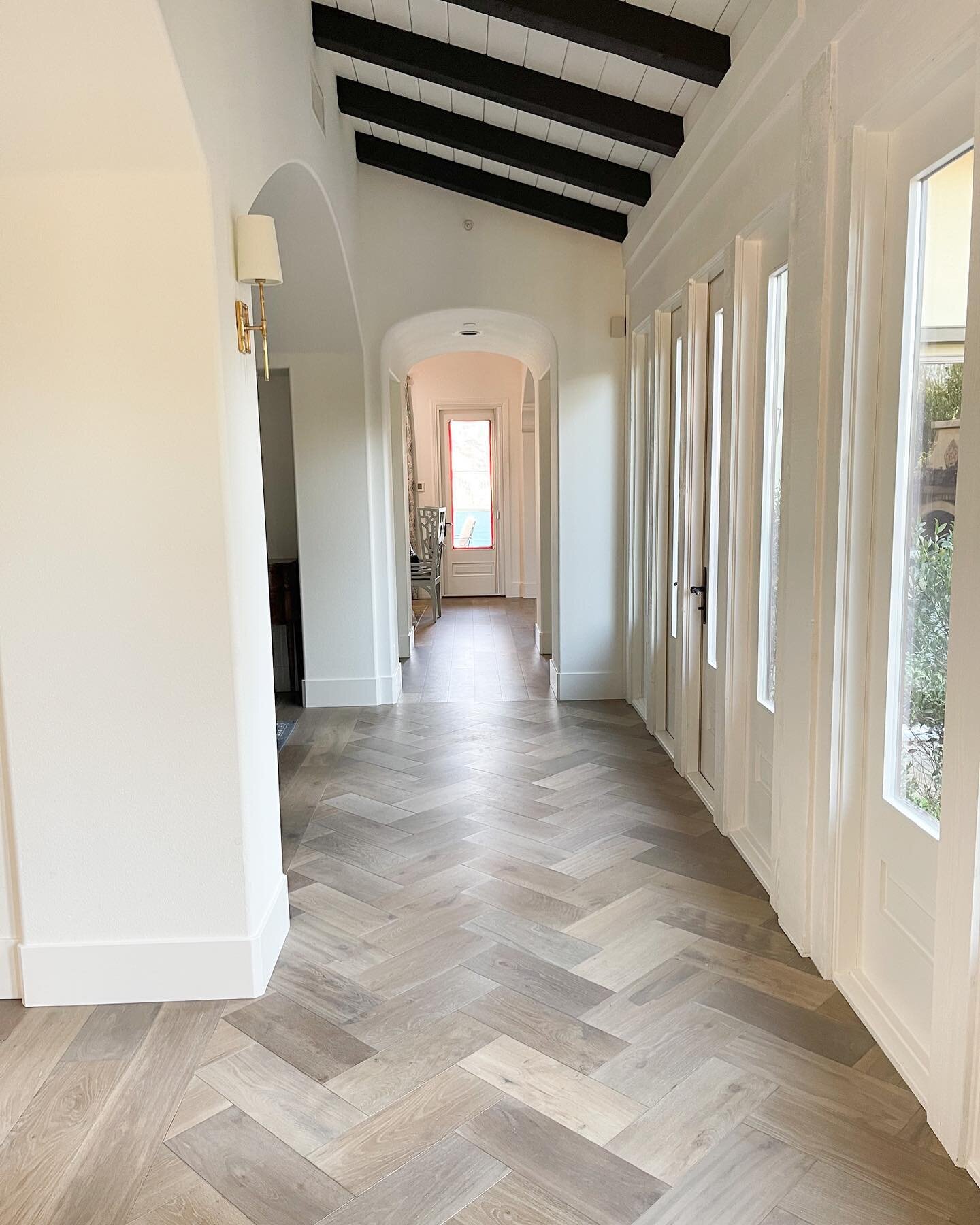 This entry is one of our favorite designs! The herringbone design captures your eye as you walk through door, setting the stage for what&rsquo;s to come.. designed by #driftwooddesignsbykm #frontenterance #frontentry #frontentrance #frontenterence #f