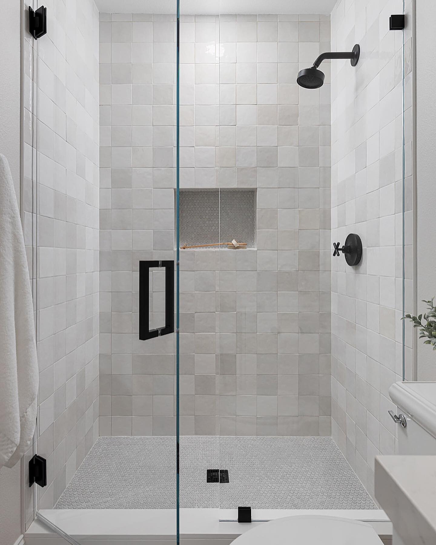 Happy Friday! Another beautiful bathroom completed with an amazing client! Simple, clean, fresh and elegant. Designed by #driftwooddesignsbykm #bathroomgoals #bathroomdesign #bathroomremodel #bathroomstyles #bathroomstyle #bathroomtiles #bathroominsp