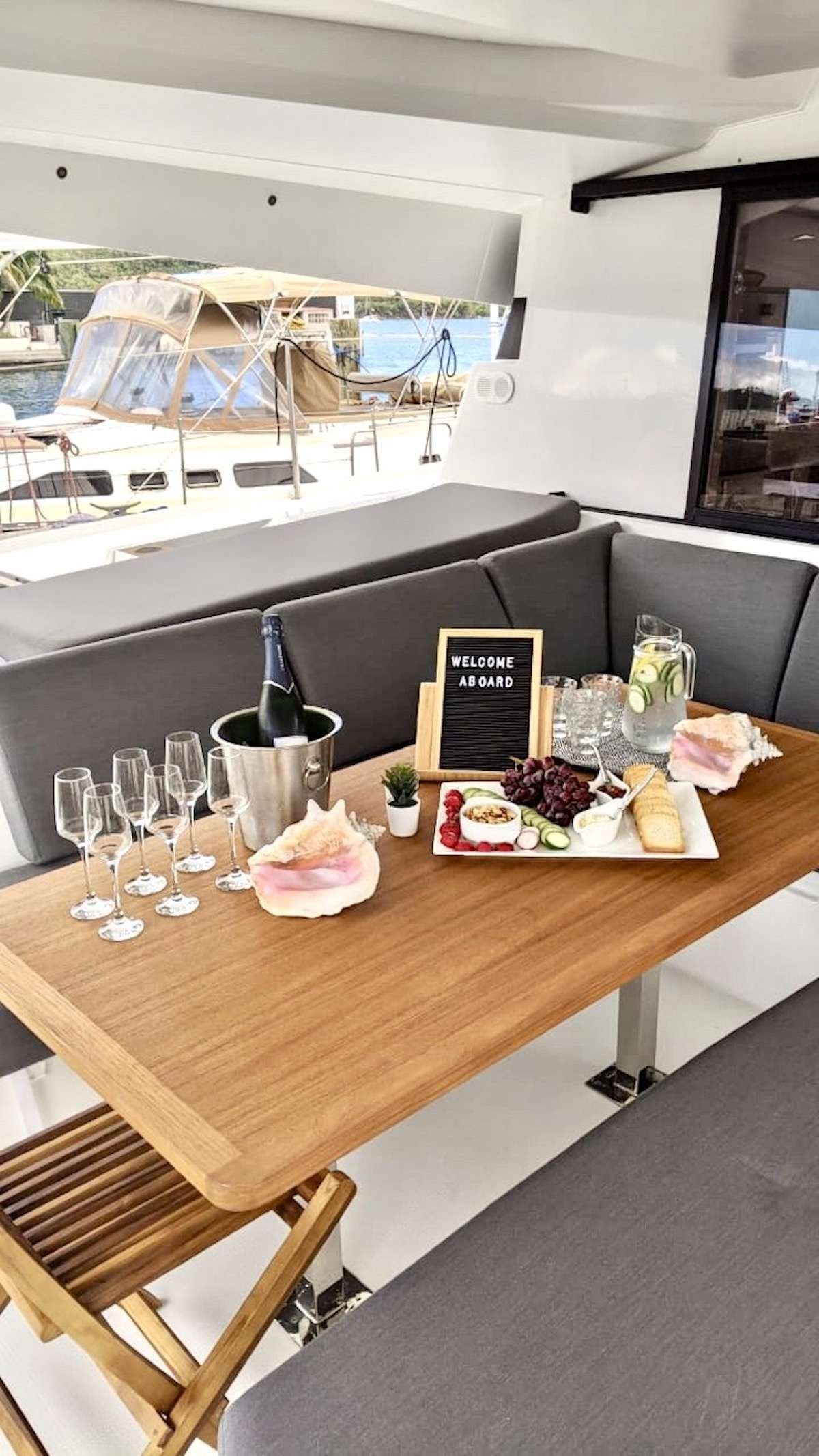 Champagne- Seaduction Yacht Charters