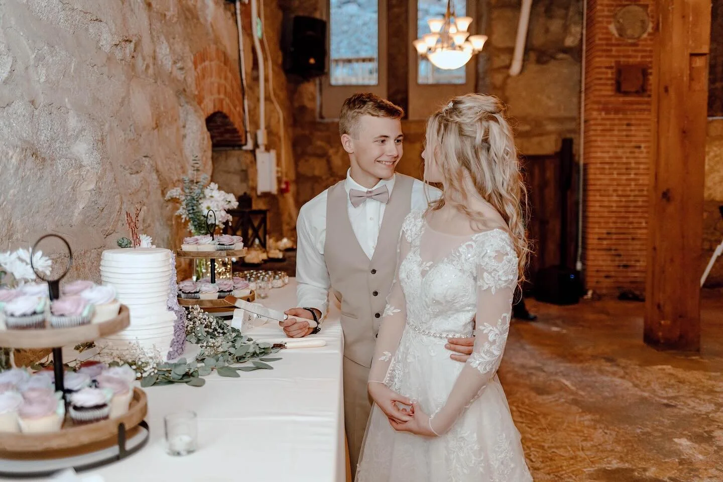 By far my favorite cake cutting moment!! 
#spokaneweddingphotographer #spokanephotographer #weddingphotographer #washingtonweddingphotographer #cakecutting #spokanevenue #chateauriveneuve #idahoweddingphotographer #weddingcake #weddingcakecuttingcer