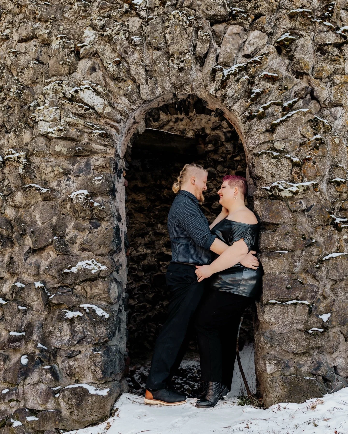 🤍 Troy &amp; Tori 🤍

This sweet couple&rsquo;s session started cozy inside my studio, soft light, intimate moments, all the romantic vibes. Then we stepped just outside and explored around the studio for a totally different look. The best of both w
