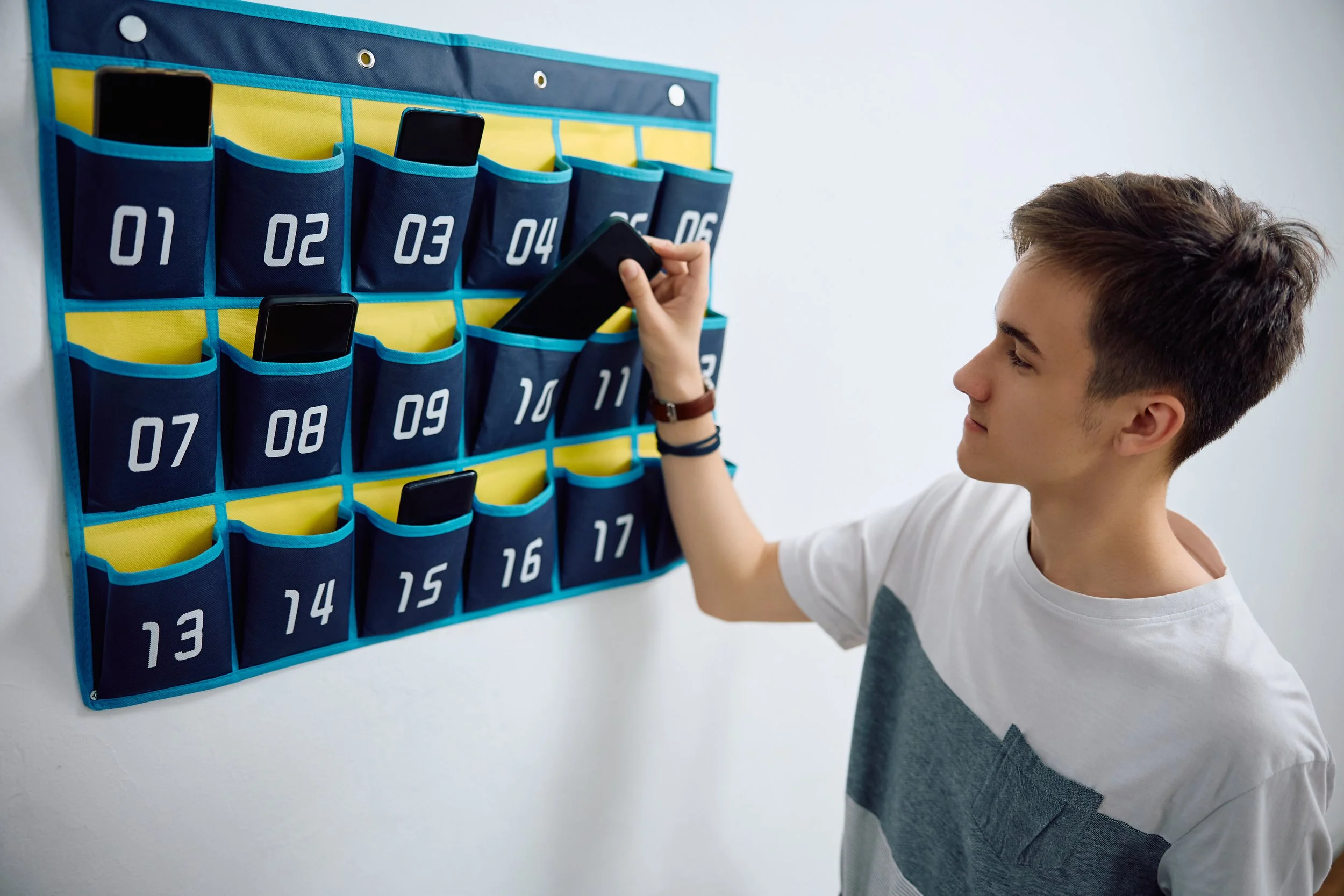 Les politiques d’interdiction des téléphones dans les écoles sont en place. Il est temps de les faire respecter.