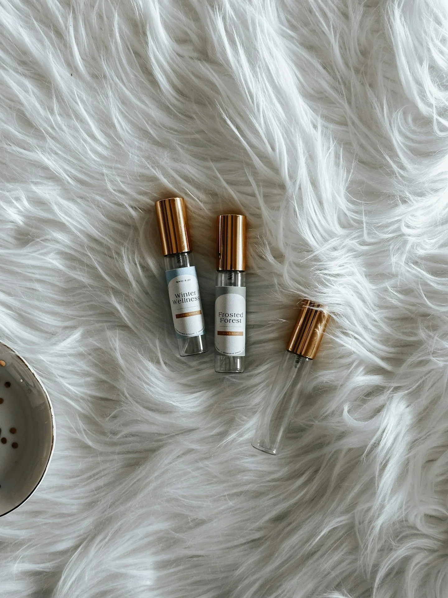 DIY Winter Rollers ✨

❄  Winter Wellness:
+ 10mL roller bottle
+ 10 drops each Oregano, Basil, Thieves, Frankincense, Orange, Lemon
+ Fill with carrier oil of choice
+ Apply over lymph nodes, along spine, bottom of the feet as desired

🌲 Frosted For