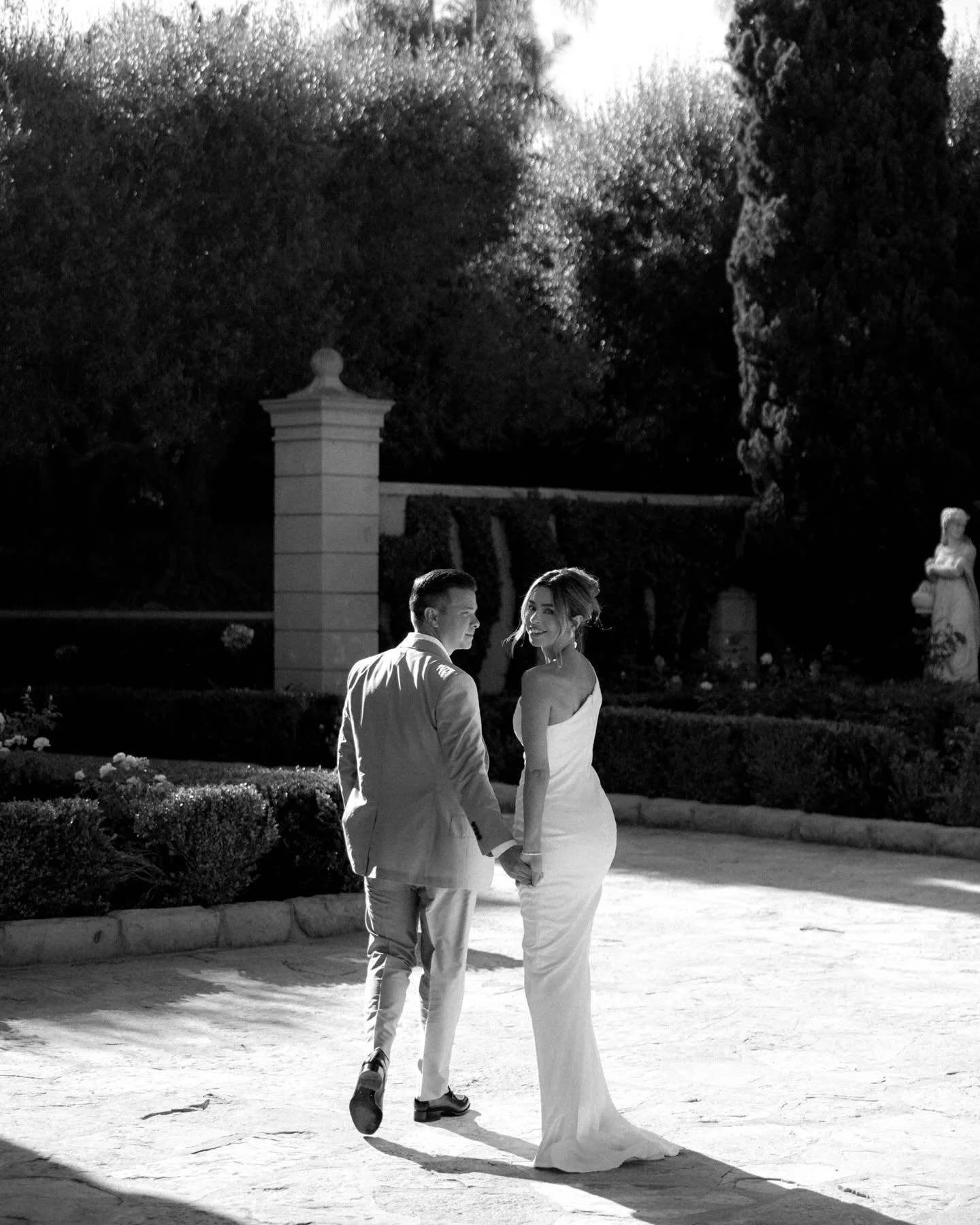 Finally getting around to sharing more from Sierra &amp; Sam&rsquo;s stunning wedding weekend in Montecito, CA - here are some of my favorites from their rehearsal dinner 🖤

All images edited with @nicoleivanovpresets 🤍

Planning: @purelavishevents