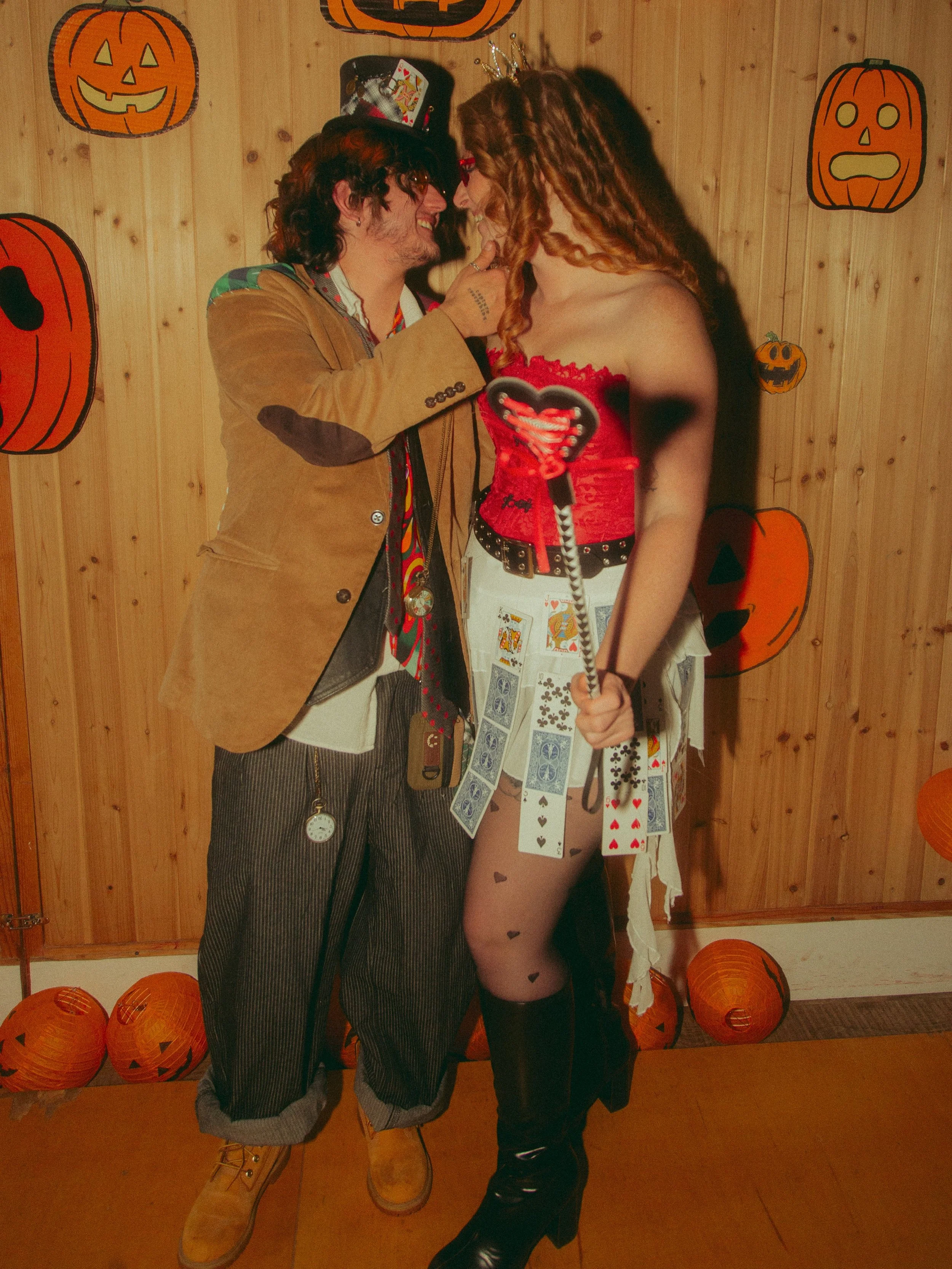 Went a lil&rsquo; mad for the queen this weekend🤪❤️
.
.
.
.
#madhatter #halloween #halloweencostume #queenofhearts #couplescostume