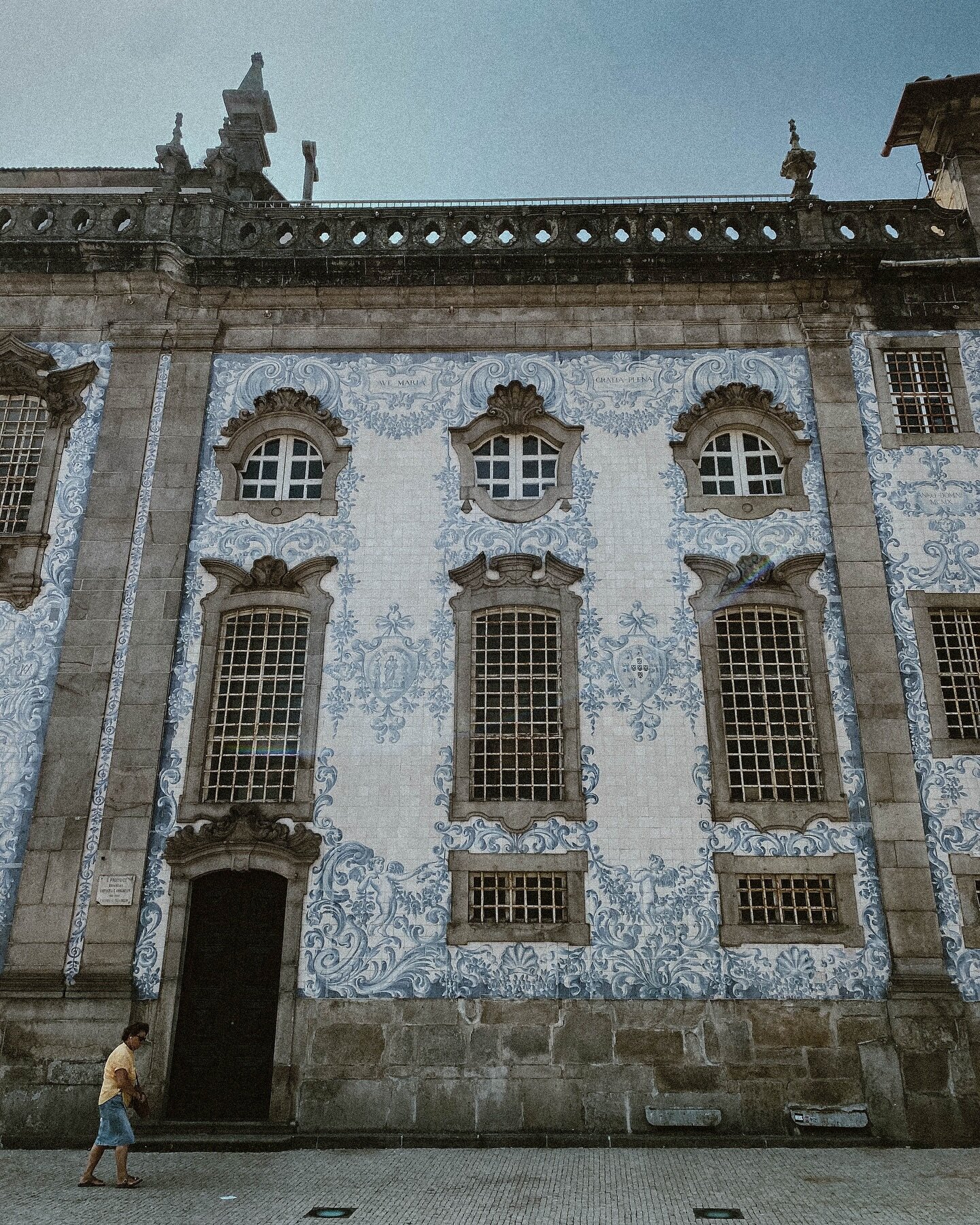 casually strolling about porto 

📍Igreja do Carmo, Porto, Portugal 🇵🇹 

-

#porto #portoportugal #portoportugal🇵🇹 #oporto #oportoportugal #visitportugal #visitporto #visitportugal🇵🇹 #portugal #portugal🇵🇹 #portugal_em_fotos #portugallovers #p
