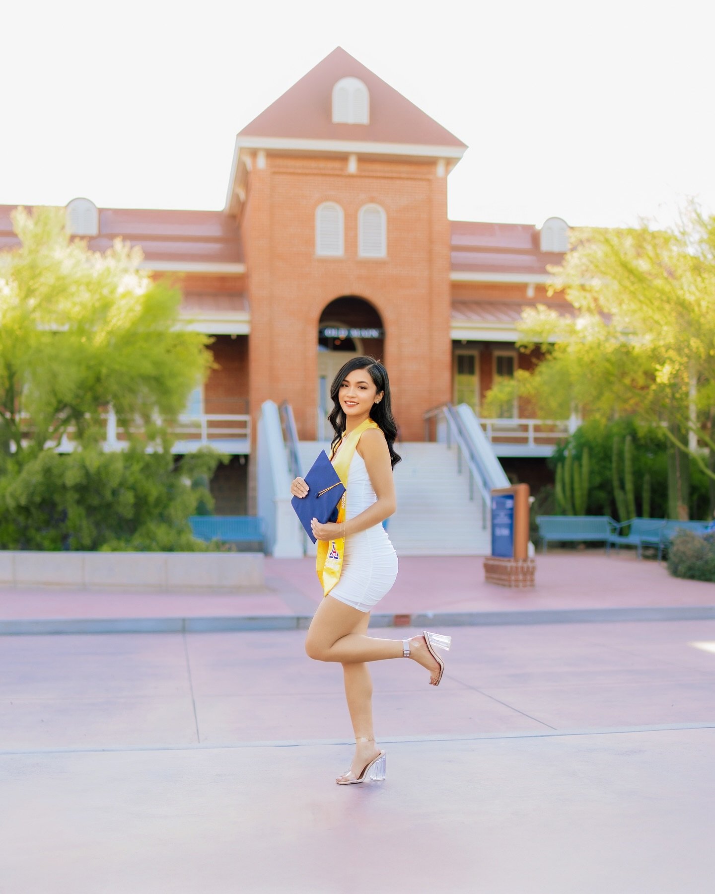 Here’s the first set of three from Jessica’s stunning grad session at the University of Arizona! ππ΅ Capturing her hard work, joy, and excitement as she celebrates this milestone. Stay tuned for more from this unforgettable shoot—w