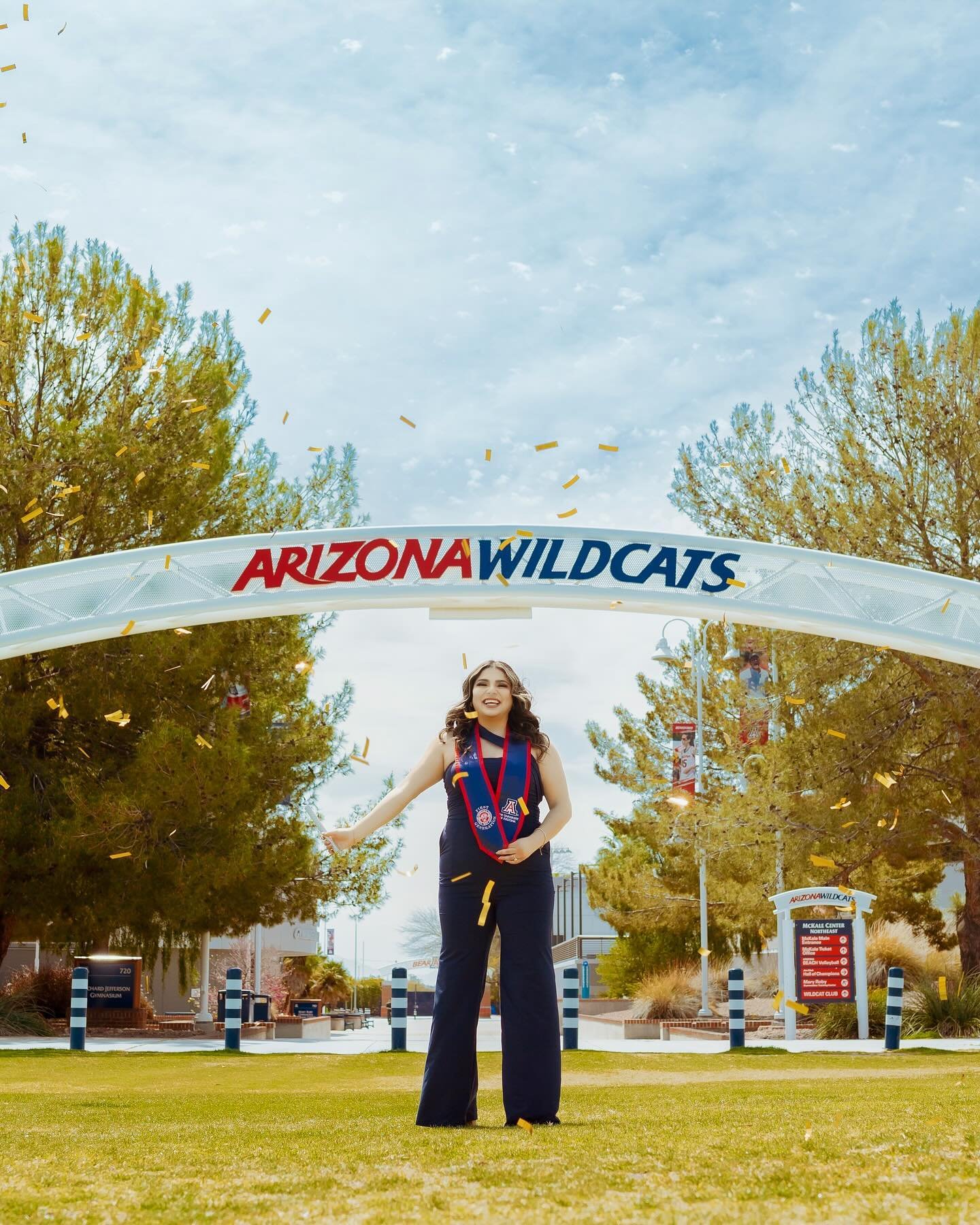From diving into books to throwing the confetti π
Photos: Emanuel Zuniga
In frame: Kayla N.
#grad #graduation #graduate #capsoff #Sony #SonyAlpha #SonyCamera #Samyang #Gmaster #sonya7iv #Portrait #Portraits #Under10kportraits #Natuallight #portra