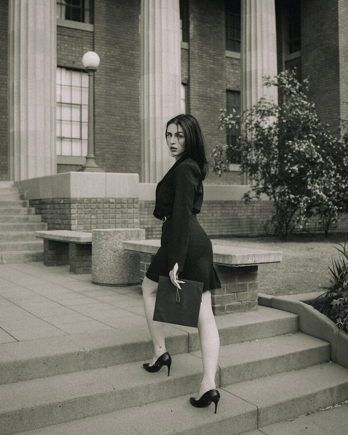 This set with @madisonmigliori is a whole mood shift—bold, timeless, and a little bit cinematic. ππ€ From quiet moments in shadows to fearless struts in heels, this set for her feels like a short film π₯
#UofAGrad #GradPhotoSeries #ClassOf202