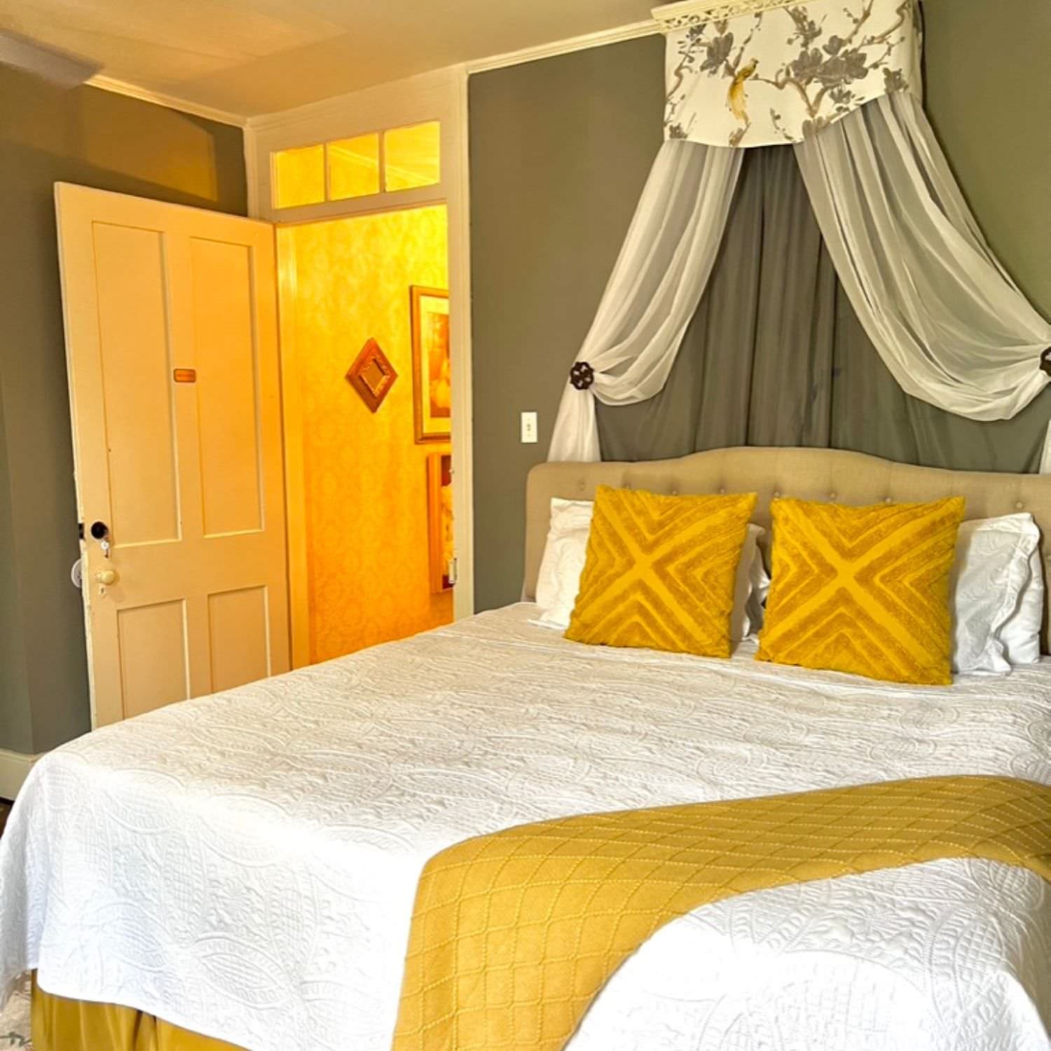 4opt-Laura Suite Bed and Breakfast Natchez MS.jpg