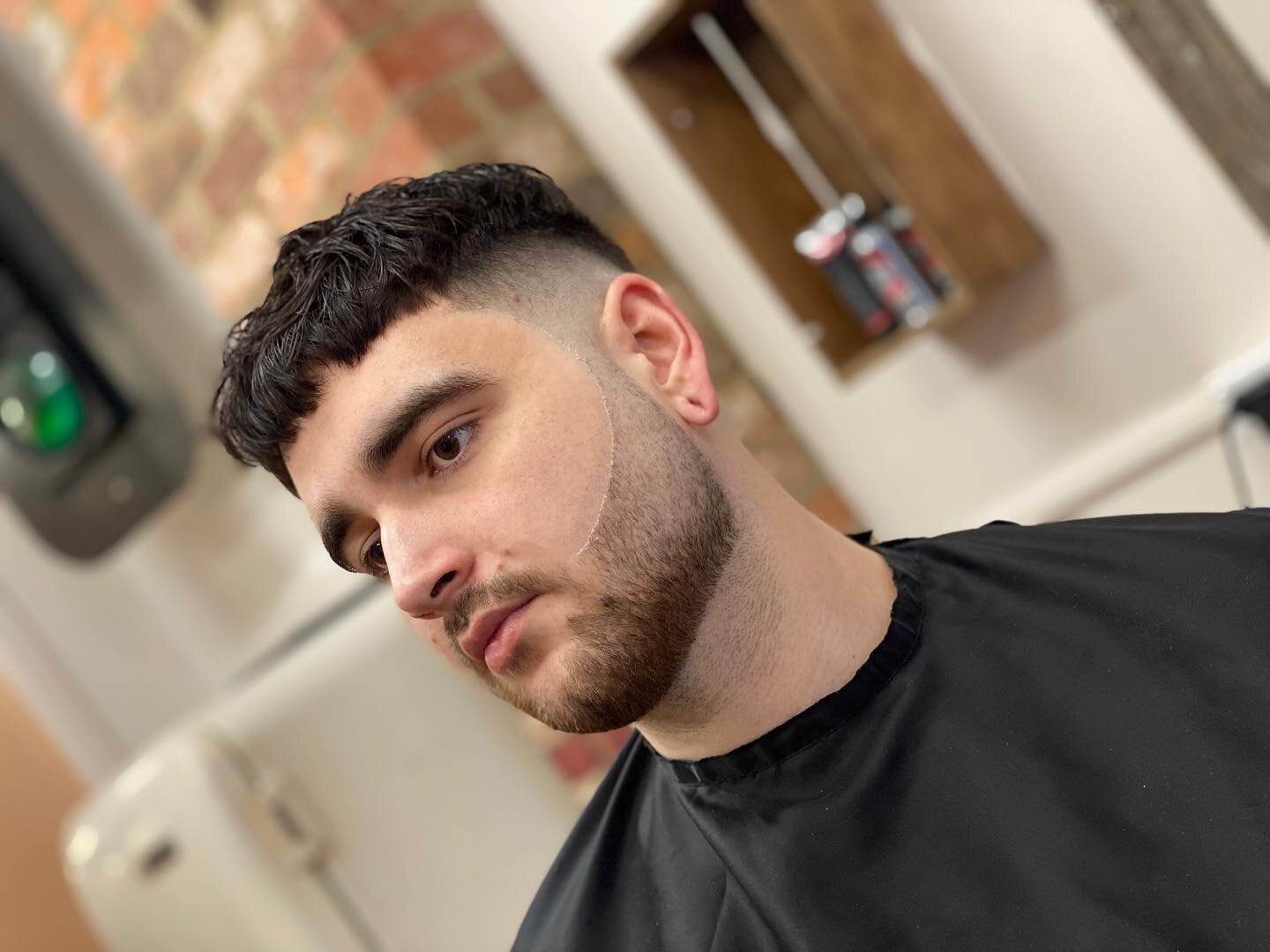 @benwardscissorhands knows what&rsquo;s up 💣 

It&rsquo;s all in the detail. 

Cropped out the fringe by using a blunt cut stacking technique to create a solid textured finish. 

Little burst fade through the beard to pop out the lines. 

#bairnsdal