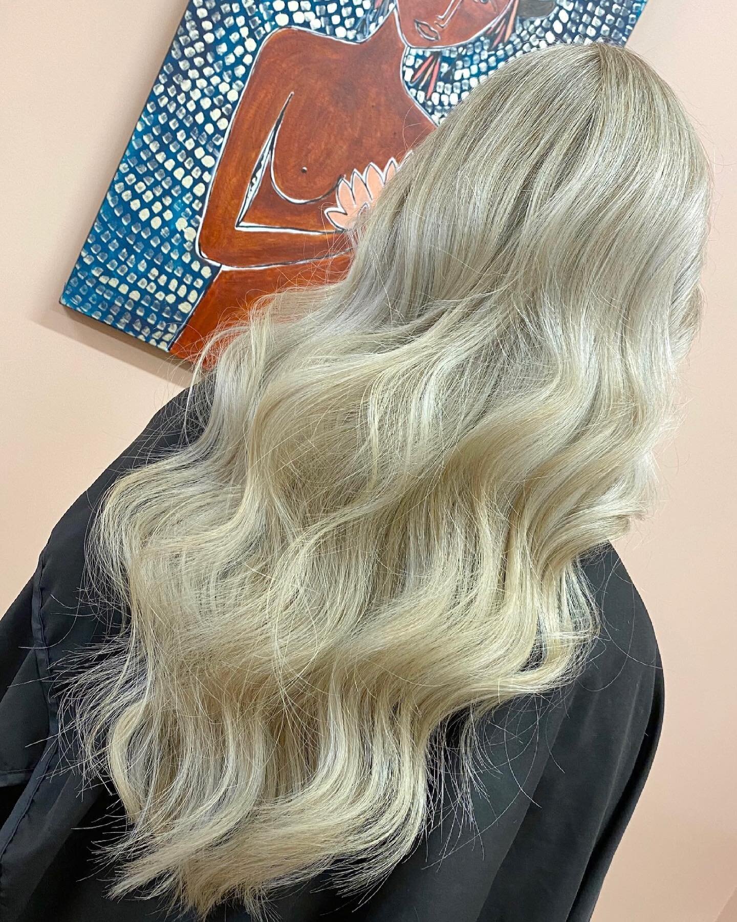 HAVE YOU HEARD?! 🥁 @theuniversalblonde is FINALLY back where she belongs and doing what she does BEST, BLONDES BLONDES BLONDES.

We can&rsquo;t wait to welcome back all her favourite clients and fans, Along with many NEW FACES. If you want to find N