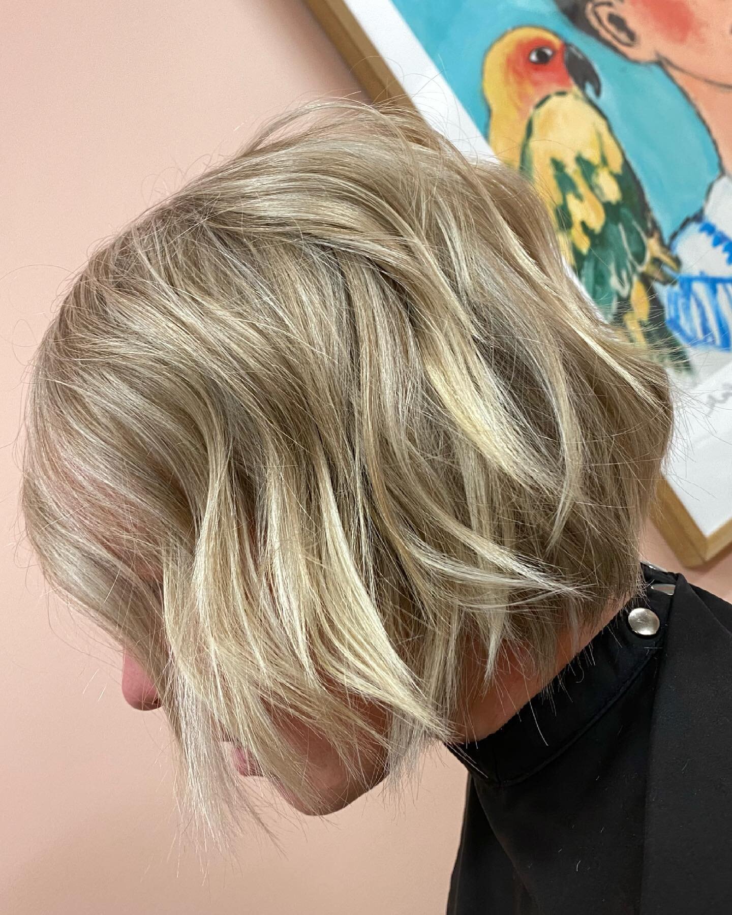 Chop it like it hot 🔥 

#hair #haircolor #hairstylist #hairgoals #hairdresser #rootsmudge #shorthaircut #womenshaircuts #blondehairspecialist #blondebalayage #highlights #texturedcut #razorcuts #texturedbob #shortbob #blondebob #hairoftheday #hairof