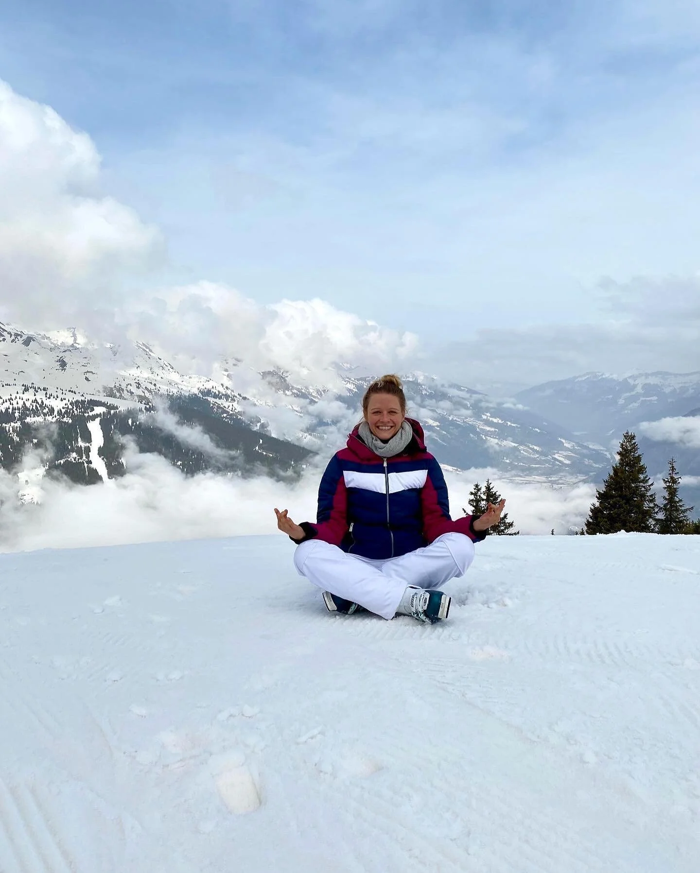 SNOWGA ⛷

#yoga #ski #alps #winter #sunshine #blueskies #snowga #yogaeverywhere #thehappynow #indenbergen #sopretty #whataview #aufderpiste #namaste #namaste #threeleggeedog #mountainlove