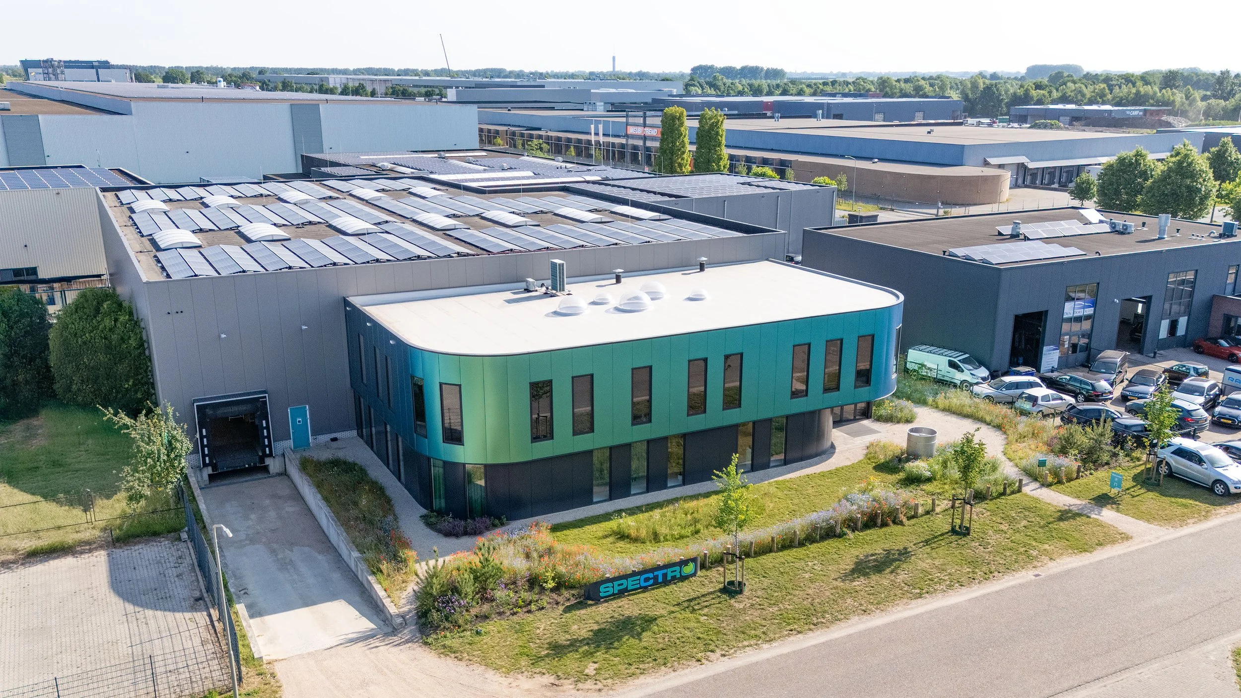 bovenaanzicht spectro kantoor met iriserende sandwichpanelen