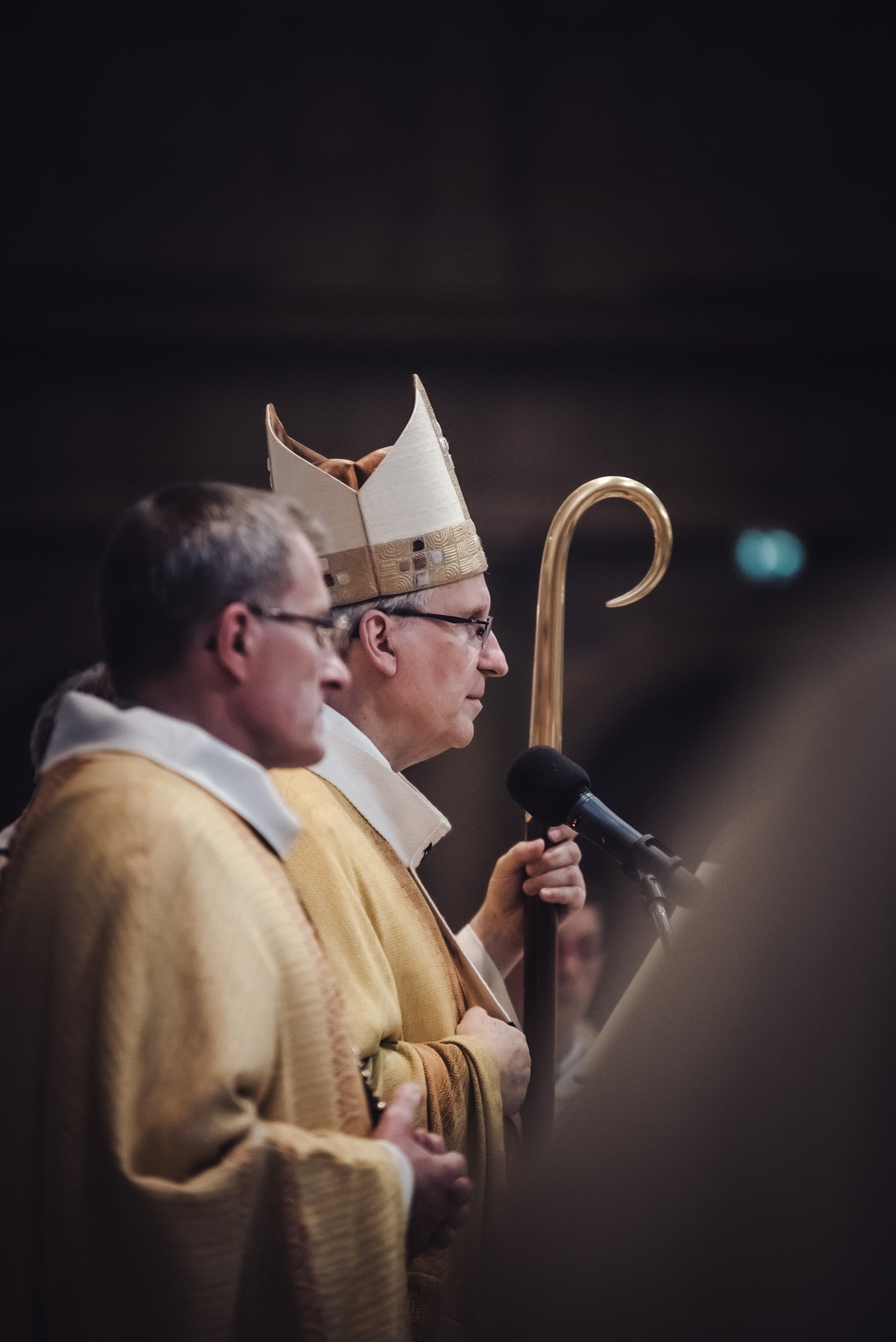 Un prêtre et un évêque lors d'une cérémonie.