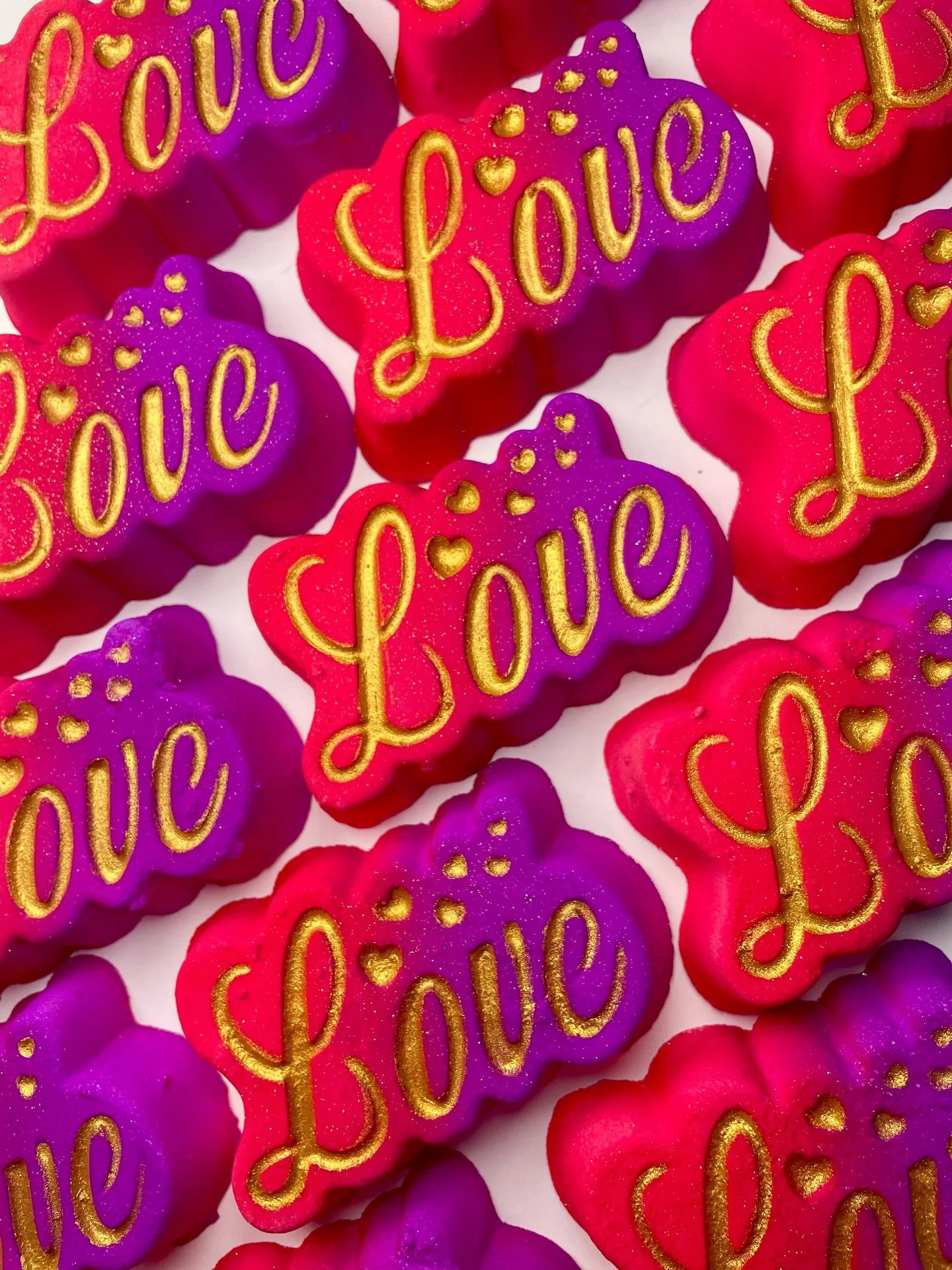 All you need is&hellip; a really good bath 💖✨

Our Love Bath Bomb is here to turn bath time into a full self-care moment. Drenched in bold red and purple, finished with shimmering gold detailing, and packed with skin-loving ingredients, this beauty 