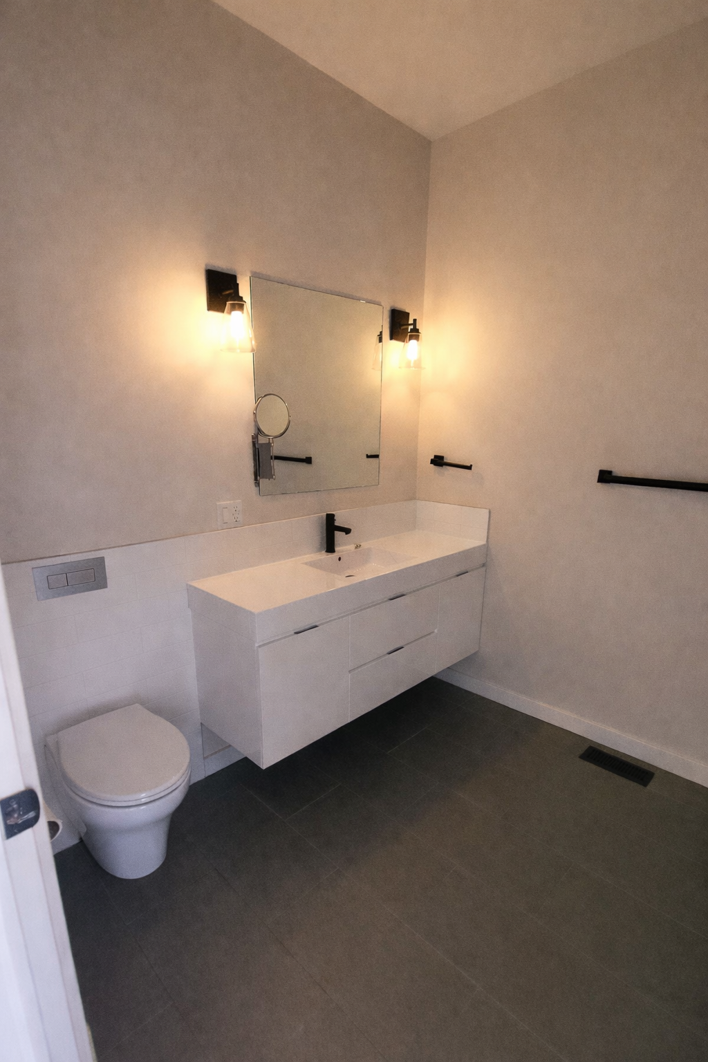 7- 3rd floor bath.png