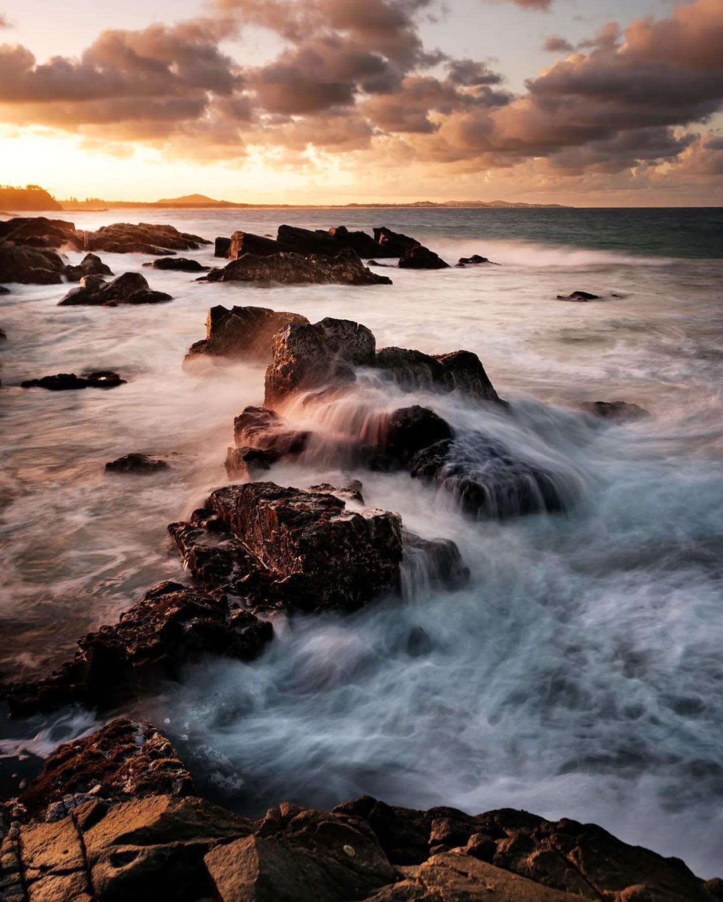 Using his #promasterphoto Specialist Series Tripod, @nibsclick captures golden hour on the Sunshine Coast of Australia. 
&bull;
&bull;
&bull;
&bull;
&bull;
&bull;
#promasterphoto #videography #photography #australia #sunshinecoast #longexposure #land