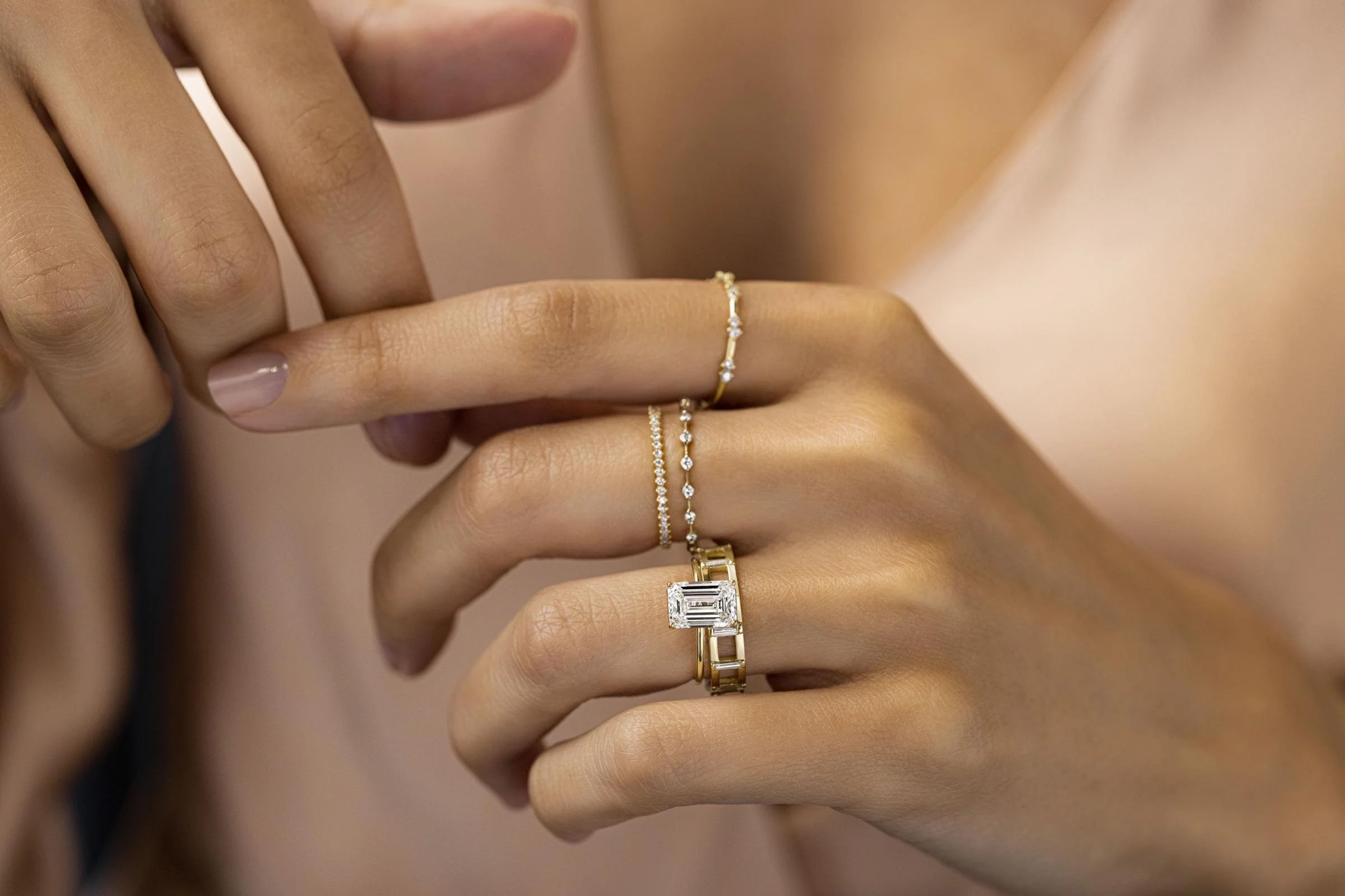 2022_04_Model_WO35713_2ct_Whisper_Ring_Emerald_Cut_YG(5).jpg